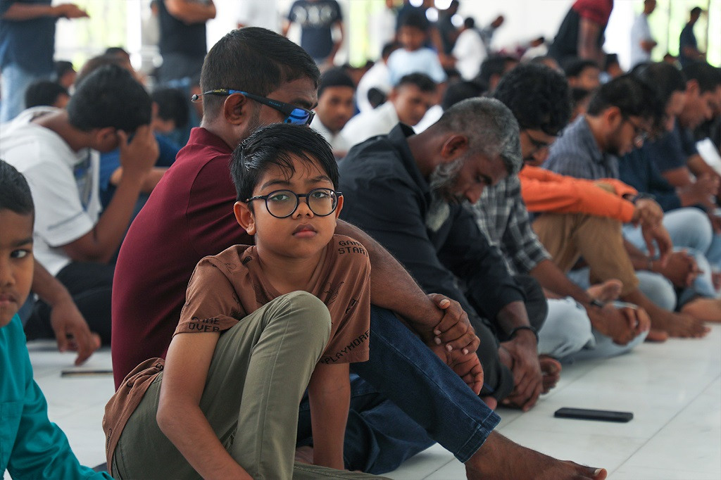 ހުކުރު ނަމާދު ކުރުމަށް ޖަމާއަތް ހަދައިގެން