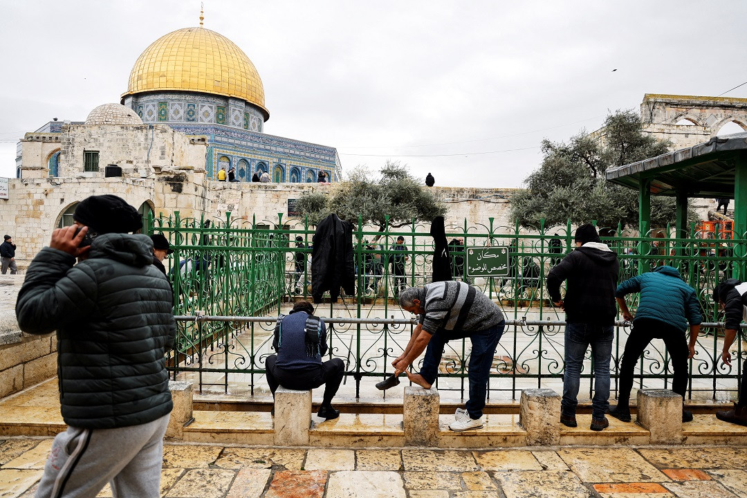 އަލް-އަޤްސާ މިސްކިތަށް ނަމާދުކުރުމަށް ގޮސް އުޅޭ މުސްލިމުން - ފޮޓޯ: ރޮއިޓަރސް