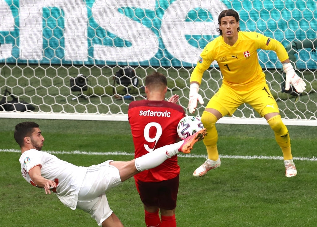 ސްވިޓްޒަލެންޑާއި ސްޕެއިން ބައްދަލުކުރި މެޗުގެ ތެރެއިން - ފޮޓޯ: ގެޓީ އިމޭޖަސް 