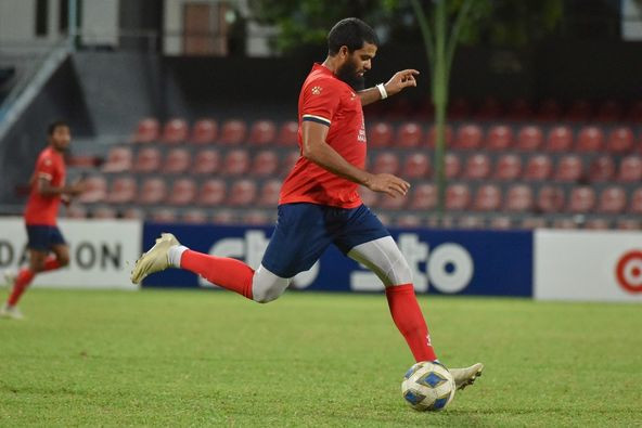 ގައުމީ ފުޓުބޯޅަ ޓީމުގެ ފަރިތަކުރުންތަކުގެ ތެރެއިން، ގައުމީ ޓީމުގެ ކެޕްޓަން އަކްރަމް އަބްދުލްޣަނީ - ފޮޓޯ: އެފްއޭއެމް 