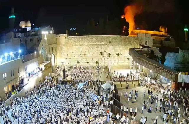 މަސްޖިދުލްއަޤްޞާގެ ގޯތިތެރޭގައި ރޯވެ އަނދަމުން ދާއިރު ޔަހޫދީން އުފާ ފާޅުކުރަނީ