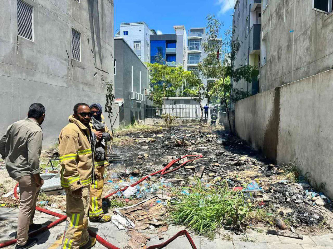 ދެ އިމާރާތެއްގެ ދޭތެރޭގައި ހުރި ކުނިތަނެއްގައި ރޯވި އަލިފާން ނިއްވުމުގައި ފަޔަރުން ހަރަކާތްތެރިވަނީ