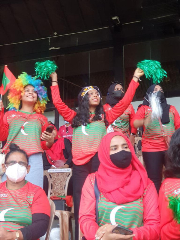 "މަހިންދަ ރާޖަޕަކްސަ ޓްރޮފީ" ފުޓްބޯޅަ މުބާރާތުގައި ދިވެހިރާއްޖެ އާއި ސްރީލަންކާ ބައްދަލުކުރާ މެޗުގައި، ދިވެހި ޓީމަށް ހިތްވަރު ދިނުމަށް ދަނޑަށް ވަދެ ތިބި ދިވެހި ސަޕޯޓަރުން - ފޮޓޯ: މުޙައްމަދު ފައިސަލް