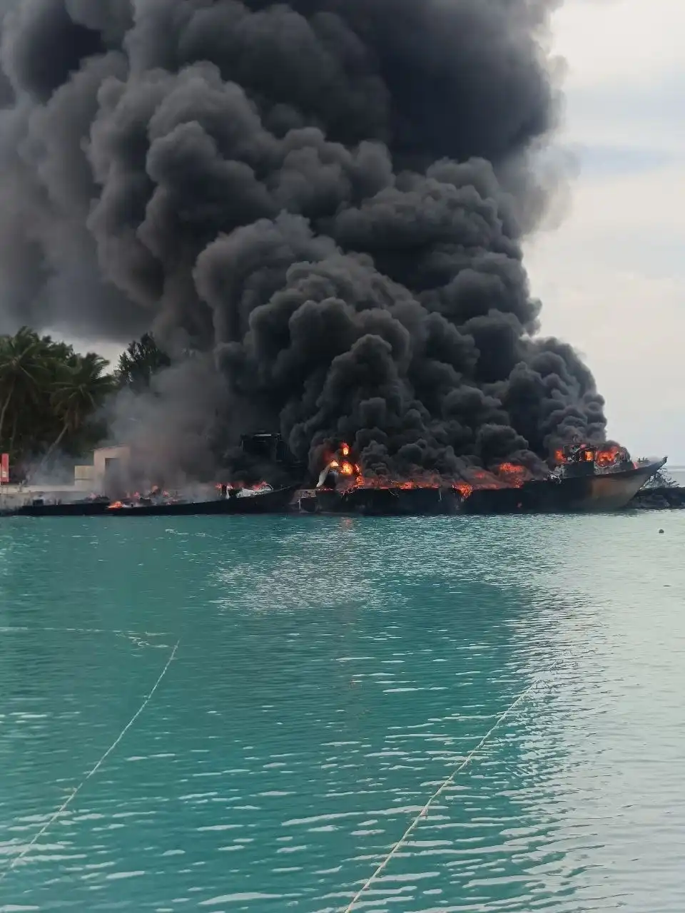 ފީއަލީގެ ތެޔޮ ބޯޓެއްގައި އަލިފާން ރޯވެ އަނދަނީ