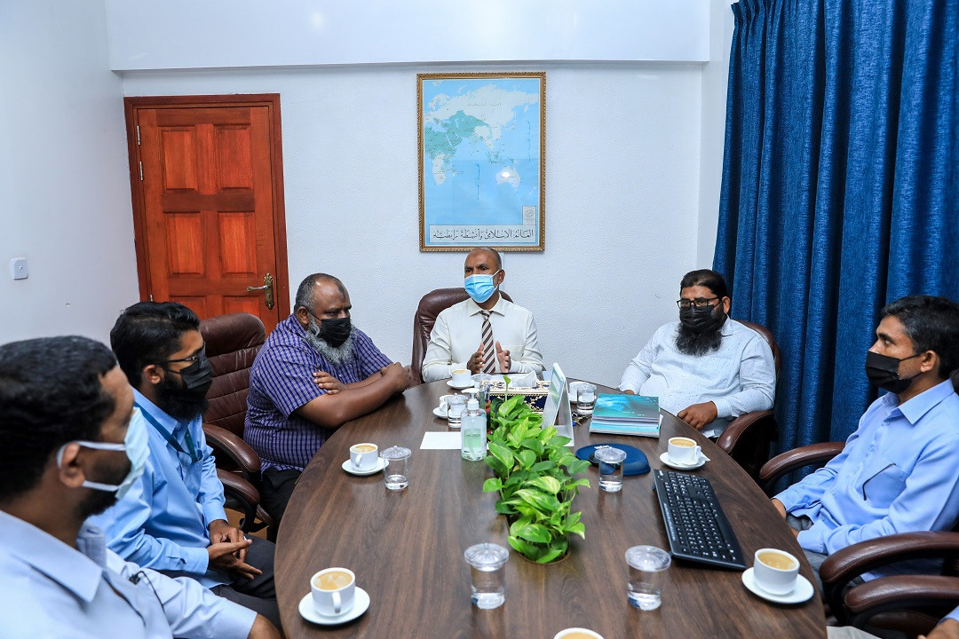 ފޮތްތަކުގައި ހުންނަ ގުރުއާނުގެ އާޔަތްތައް ބެލުމަށް އެކުލަވާލި ކޮމިޓީއާ މިނިސްޓަރ ބައްދަލު ކުރެއްވުން