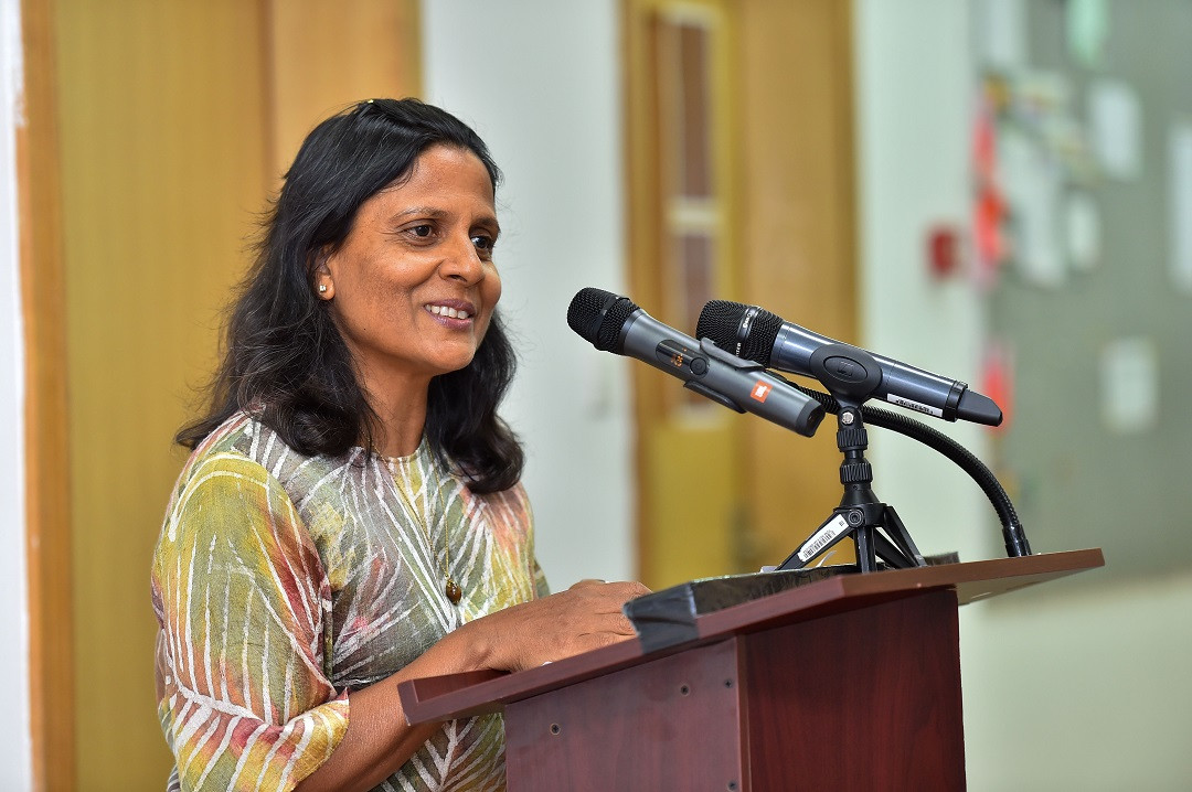 "ދަ އިންވިންސިބްލް: ދަ ކޮންފިއުޝަން" ފޮތް ނެރެދެއްވުމަށްފަހު ރައީސްގެ އަނބިކަނބަލުން ވާހަކަފުޅުދައްކަވަނީ - ފޮޓޯ: ރައީސް އޮފީސް