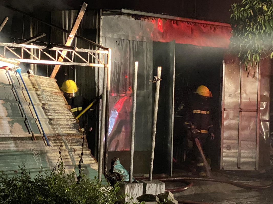 ވައިޓް ބީޗް ކެފޭ ކައިރީ ހުރި ގުދަނުގައި ރޯވެގެން އެމްއެންޑިއެފް ފަޔަރއެންޑް ރެސްކިއު އިން ހަރަކާތްތެރިވަނީ