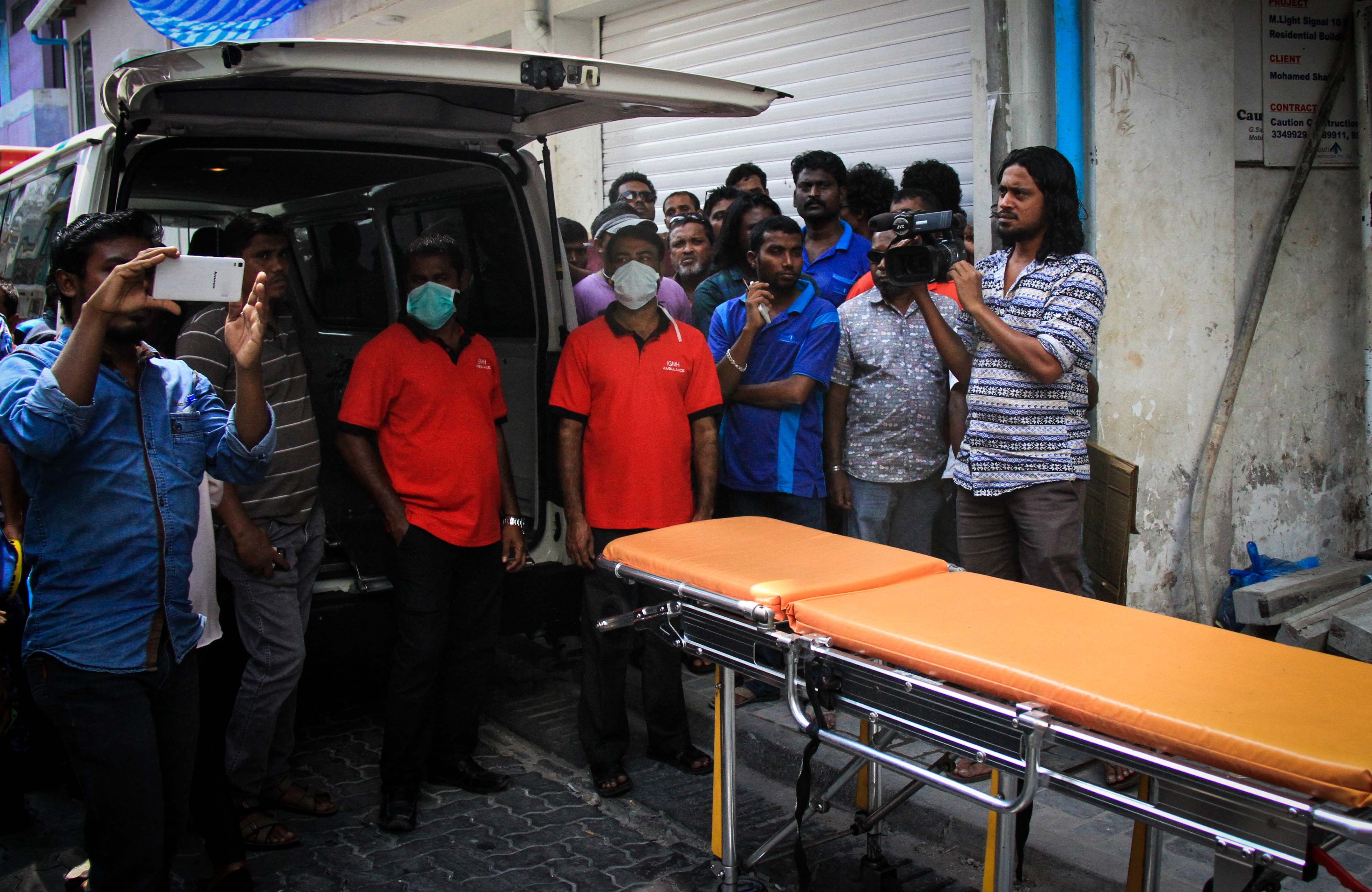 ޖެނުއަރީ 8، 2017- މާވެޔޮ މަގުގައި ހުންނަ މ.ލައިޓް ސިގްނަލް ގޭގެ ފަސްވަނަ ބުރީގައި އުޅޭ ދެމަފިރިއަކު މަރުވެފައި ތިއްބާ ފެނުން.---ފޮޓޯ: މުހައްމަދު ޝަރުހާން/ ރާއްޖެ އެމްވީ 