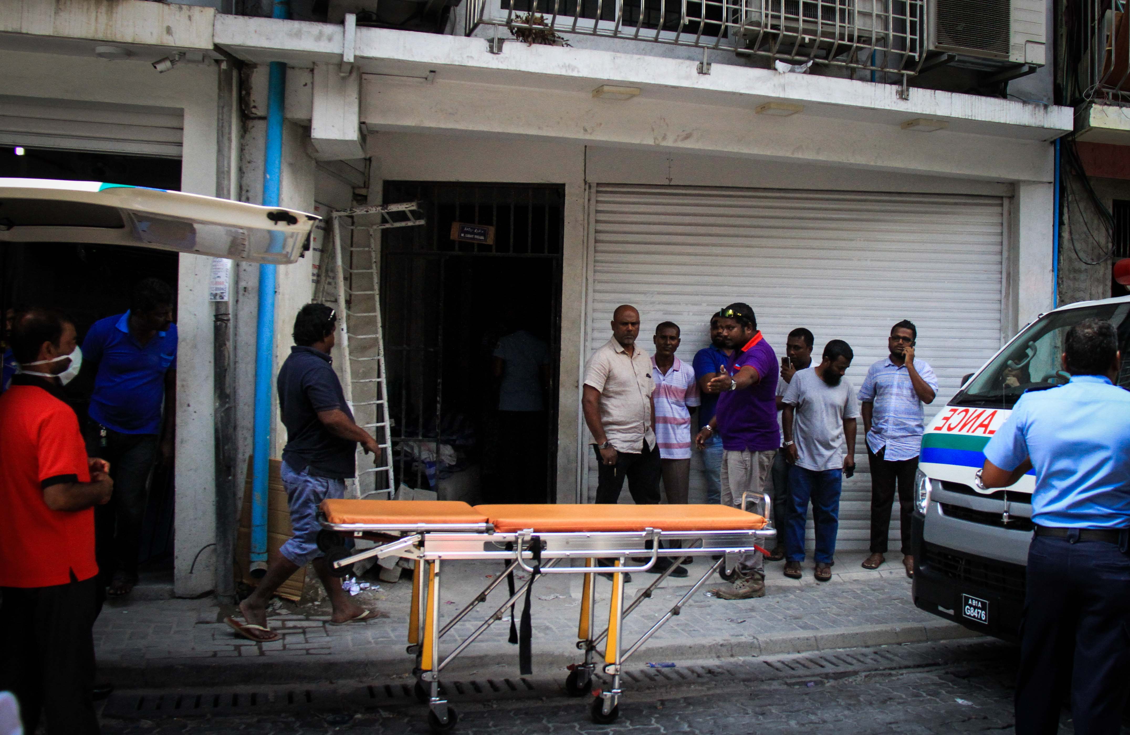 ޖެނުއަރީ 8، 2017- މާވެޔޮ މަގުގައި ހުންނަ މ.ލައިޓް ސިގްނަލް ގޭގެ ފަސްވަނަ ބުރީގައި އުޅޭ ދެމަފިރިއަކު މަރުވެފައި ތިއްބާ ފެނުން.---ފޮޓޯ: މުހައްމަދު ޝަރުހާން/ ރާއްޖެ އެމްވީ 