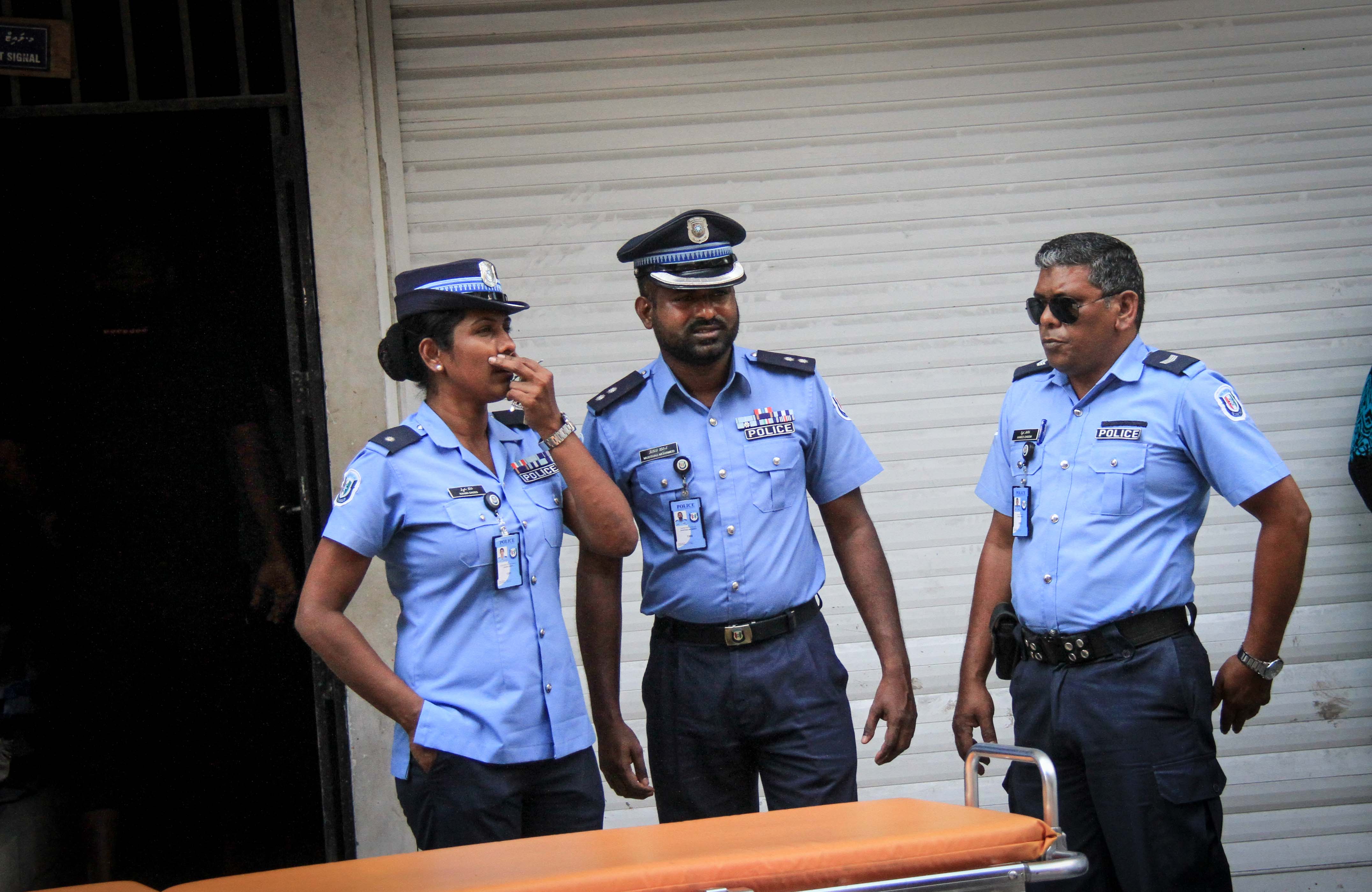 ޖެނުއަރީ 8، 2017- މާވެޔޮ މަގުގައި ހުންނަ މ.ލައިޓް ސިގްނަލް ގޭގެ ފަސްވަނަ ބުރީގައި އުޅޭ ދެމަފިރިއަކު މަރުވެފައި ތިއްބާ ފެނުން.---ފޮޓޯ: މުހައްމަދު ޝަރުހާން/ ރާއްޖެ އެމްވީ 