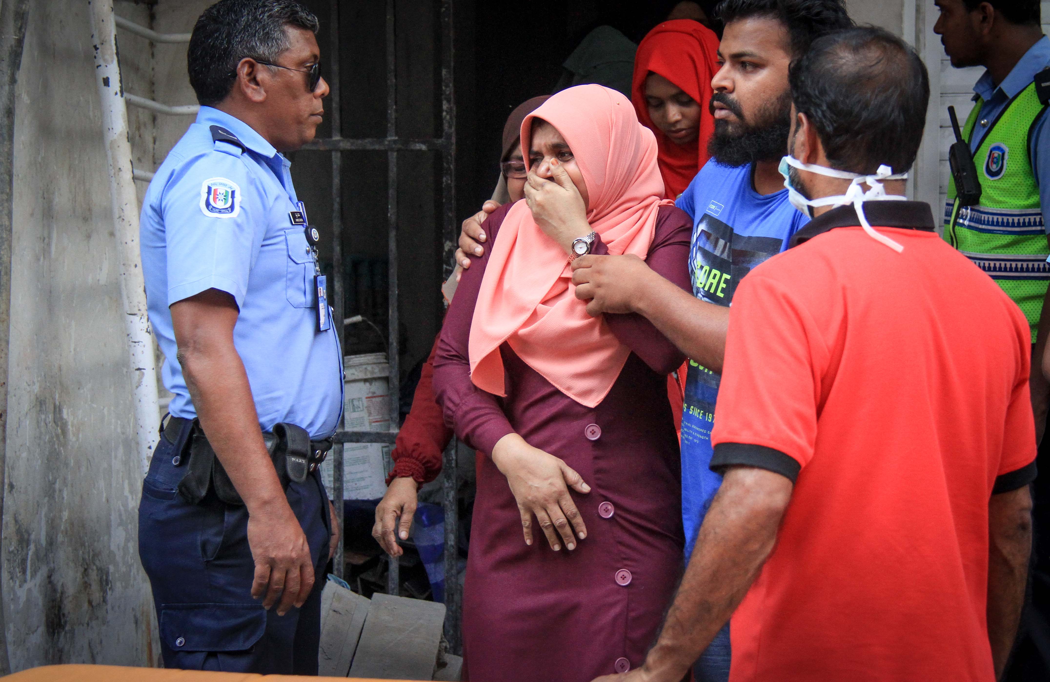 ޖެނުއަރީ 8، 2017- މާވެޔޮ މަގުގައި ހުންނަ މ.ލައިޓް ސިގްނަލް ގޭގެ ފަސްވަނަ ބުރީގައި އުޅޭ ދެމަފިރިއަކު މަރުވެފައި ތިއްބާ ފެނުން.---ފޮޓޯ: މުހައްމަދު ޝަރުހާން/ ރާއްޖެ އެމްވީ 