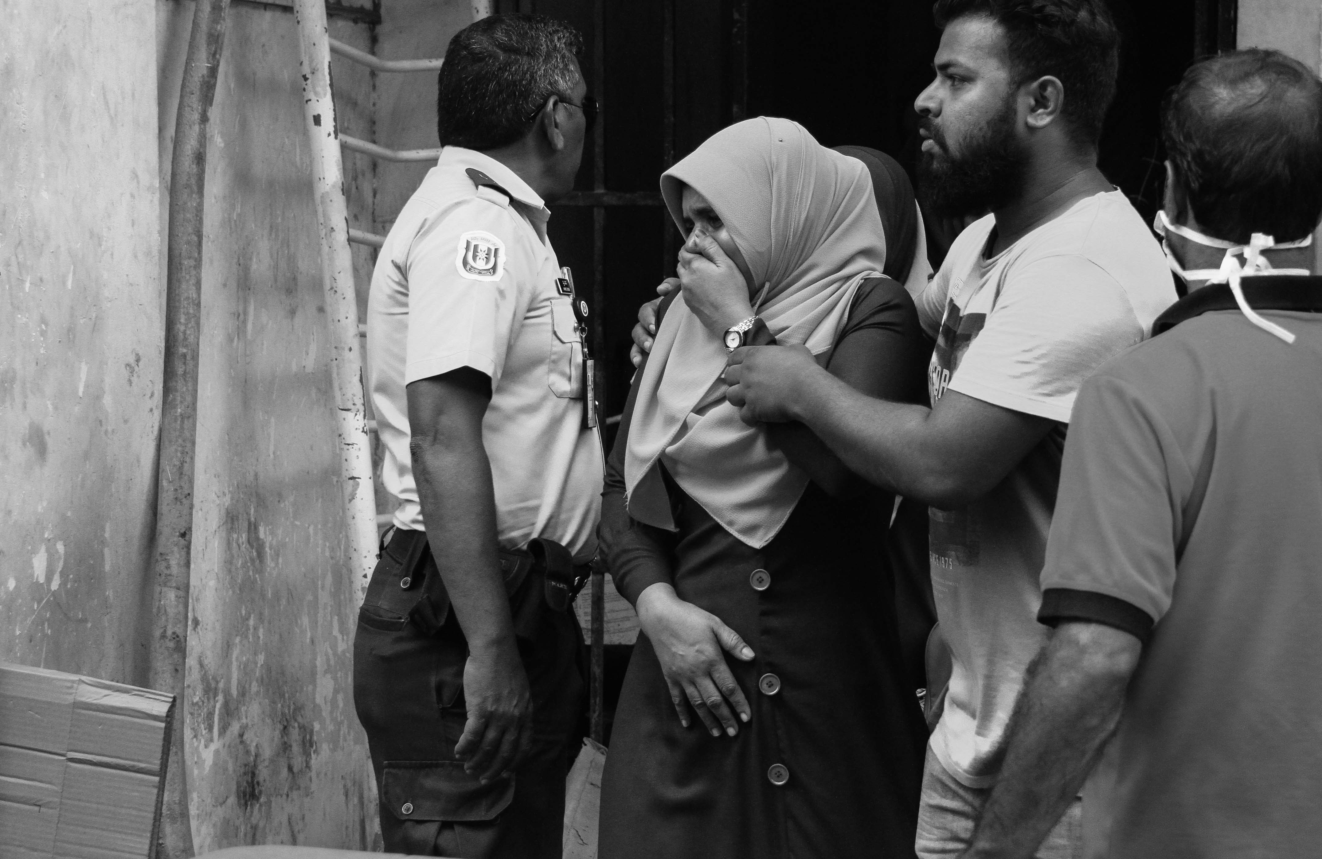 ޖެނުއަރީ 8، 2017- މާވެޔޮ މަގުގައި ހުންނަ މ.ލައިޓް ސިގްނަލް ގޭގެ ފަސްވަނަ ބުރީގައި އުޅޭ ދެމަފިރިއަކު މަރުވެފައި ތިއްބާ ފެނުން.---ފޮޓޯ: މުހައްމަދު ޝަރުހާން/ ރާއްޖެ އެމްވީ 