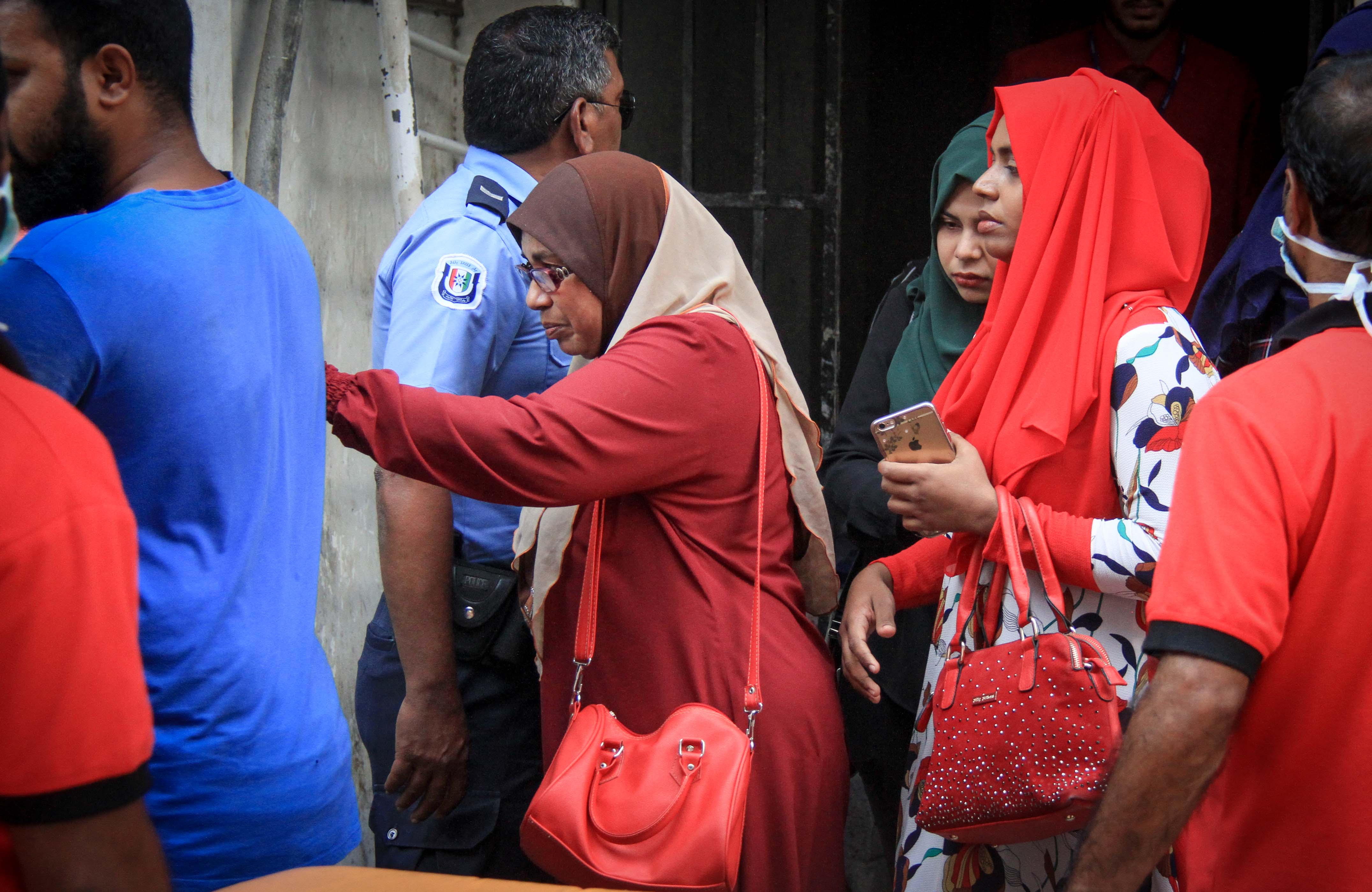 ޖެނުއަރީ 8، 2017- މާވެޔޮ މަގުގައި ހުންނަ މ.ލައިޓް ސިގްނަލް ގޭގެ ފަސްވަނަ ބުރީގައި އުޅޭ ދެމަފިރިއަކު މަރުވެފައި ތިއްބާ ފެނުން.---ފޮޓޯ: މުހައްމަދު ޝަރުހާން/ ރާއްޖެ އެމްވީ 