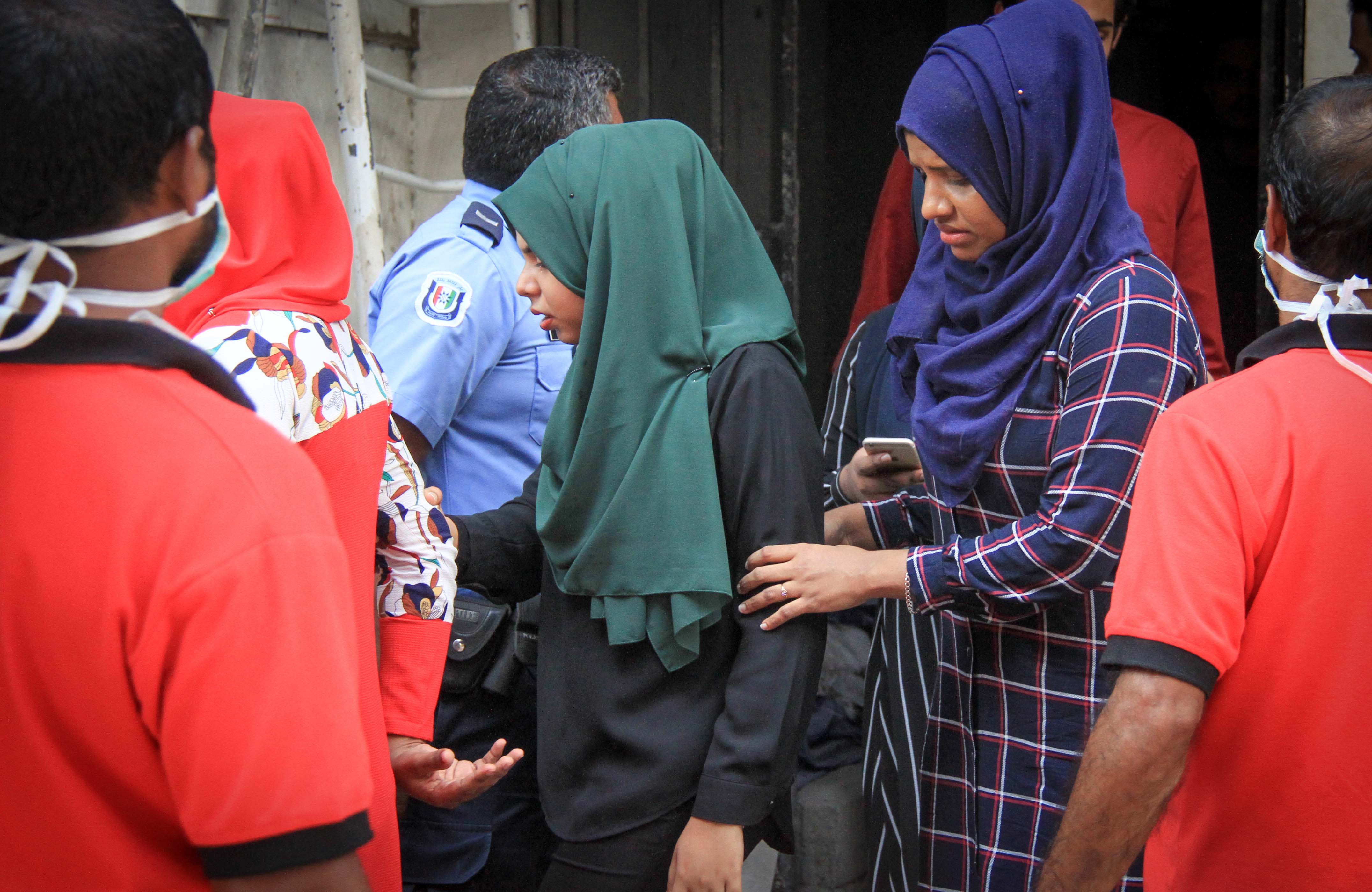 ޖެނުއަރީ 8، 2017- މާވެޔޮ މަގުގައި ހުންނަ މ.ލައިޓް ސިގްނަލް ގޭގެ ފަސްވަނަ ބުރީގައި އުޅޭ ދެމަފިރިއަކު މަރުވެފައި ތިއްބާ ފެނުން.---ފޮޓޯ: މުހައްމަދު ޝަރުހާން/ ރާއްޖެ އެމްވީ 