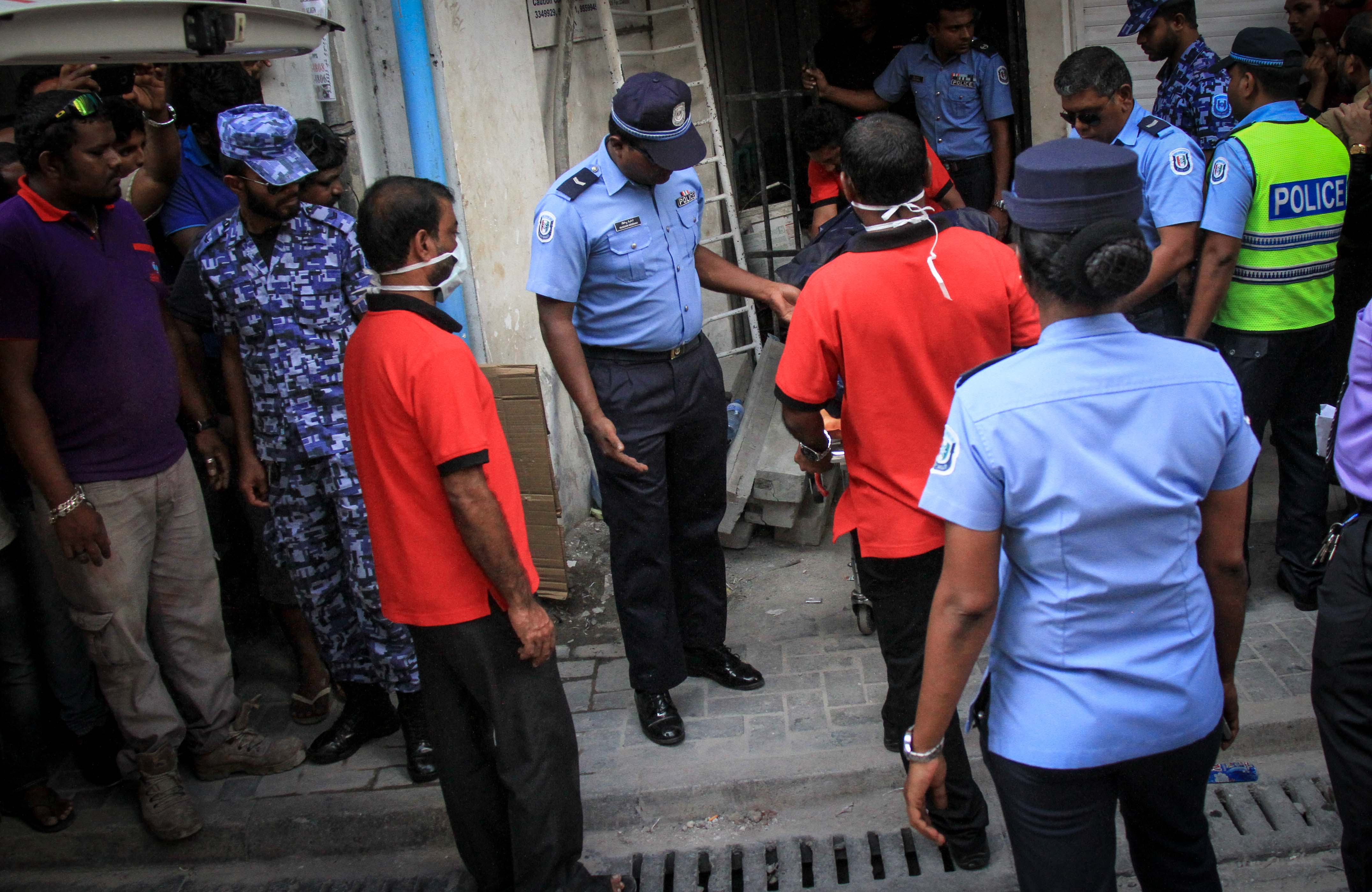 ޖެނުއަރީ 8، 2017- މާވެޔޮ މަގުގައި ހުންނަ މ.ލައިޓް ސިގްނަލް ގޭގެ ފަސްވަނަ ބުރީގައި އުޅޭ ދެމަފިރިއަކު މަރުވެފައި ތިއްބާ ފެނުން.---ފޮޓޯ: މުހައްމަދު ޝަރުހާން/ ރާއްޖެ އެމްވީ 