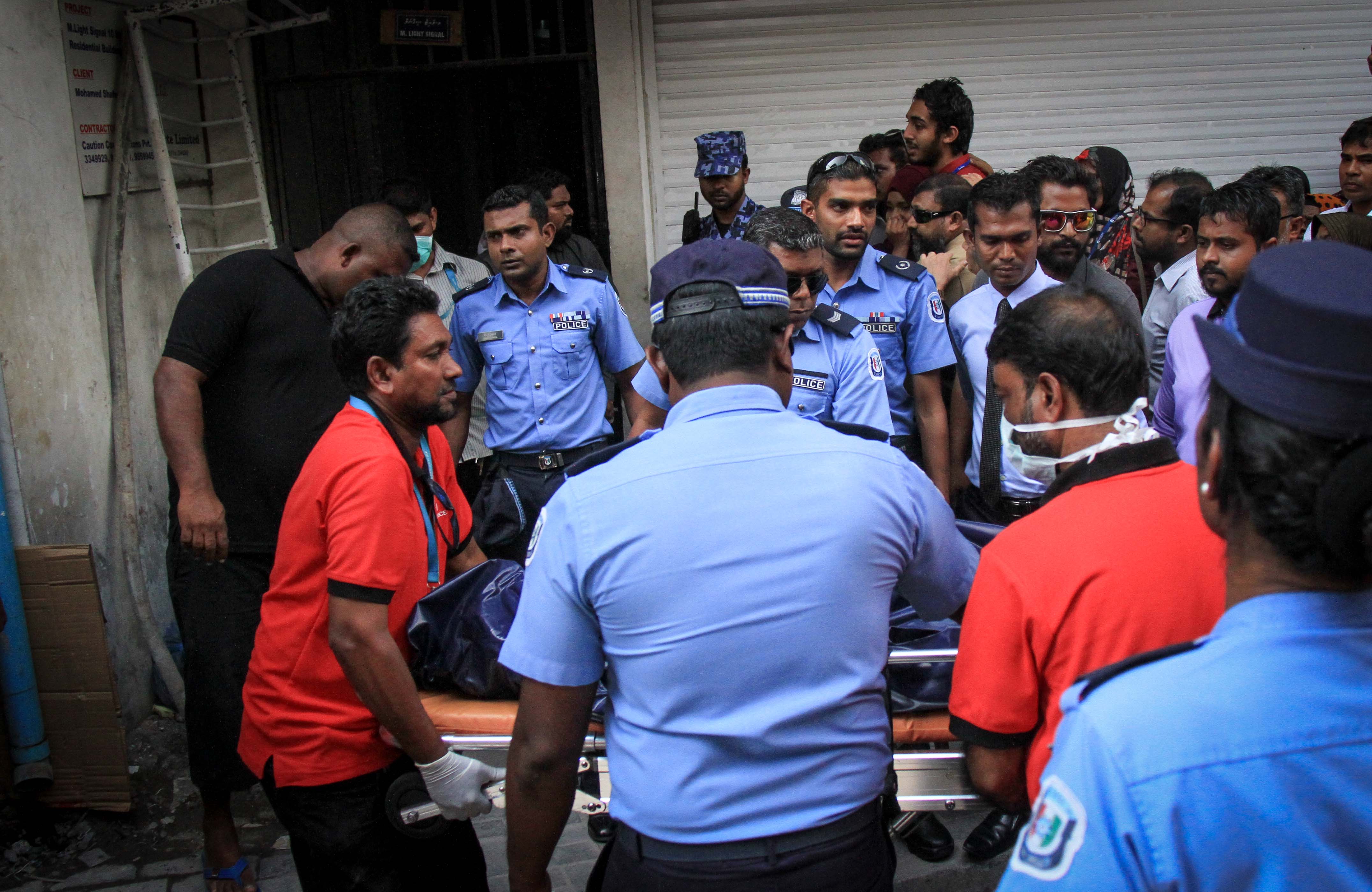 ޖެނުއަރީ 8، 2017- މާވެޔޮ މަގުގައި ހުންނަ މ.ލައިޓް ސިގްނަލް ގޭގެ ފަސްވަނަ ބުރީގައި އުޅޭ ދެމަފިރިއަކު މަރުވެފައި ތިއްބާ ފެނުން.---ފޮޓޯ: މުހައްމަދު ޝަރުހާން/ ރާއްޖެ އެމްވީ 