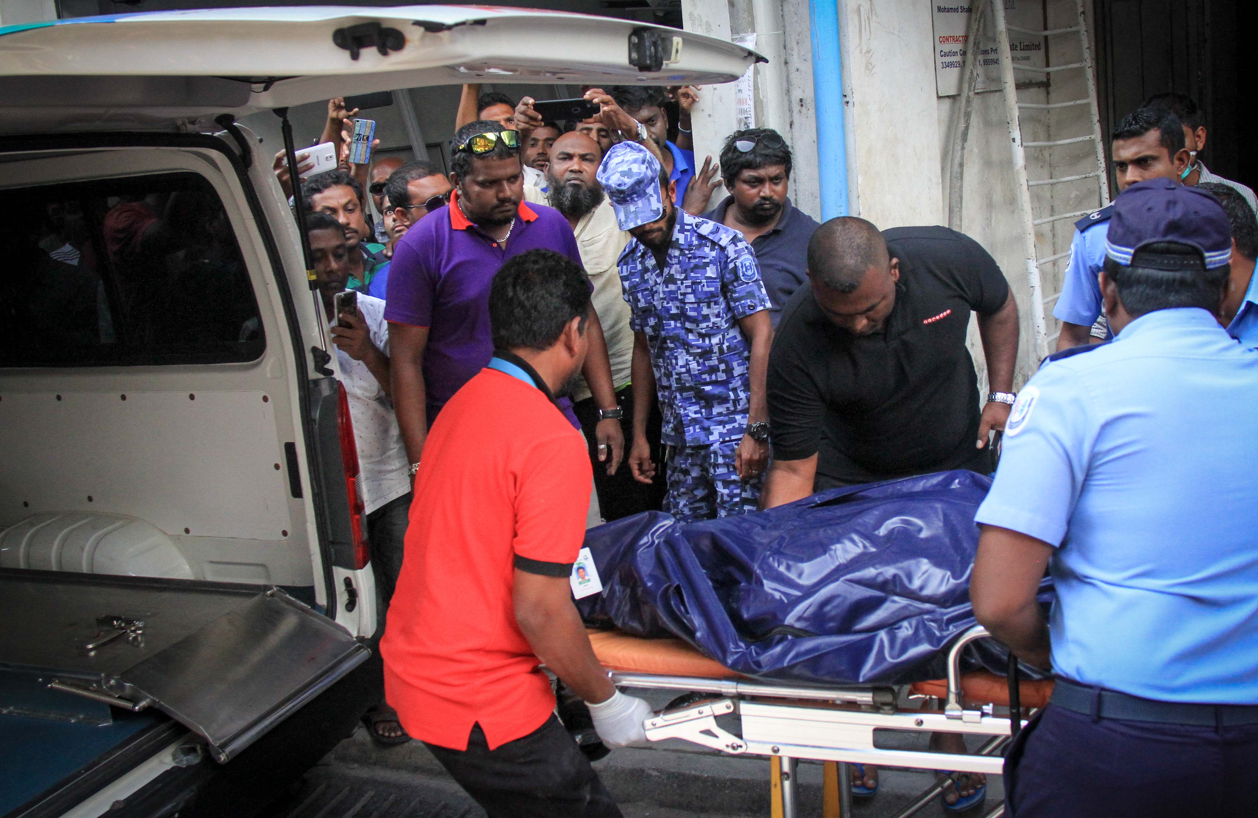 ޖެނުއަރީ 8، 2017- މާވެޔޮ މަގުގައި ހުންނަ މ.ލައިޓް ސިގްނަލް ގޭގެ ފަސްވަނަ ބުރީގައި އުޅޭ ދެމަފިރިއަކު މަރުވެފައި ތިއްބާ ފެނުން.---ފޮޓޯ: މުހައްމަދު ޝަރުހާން/ ރާއްޖެ އެމްވީ 