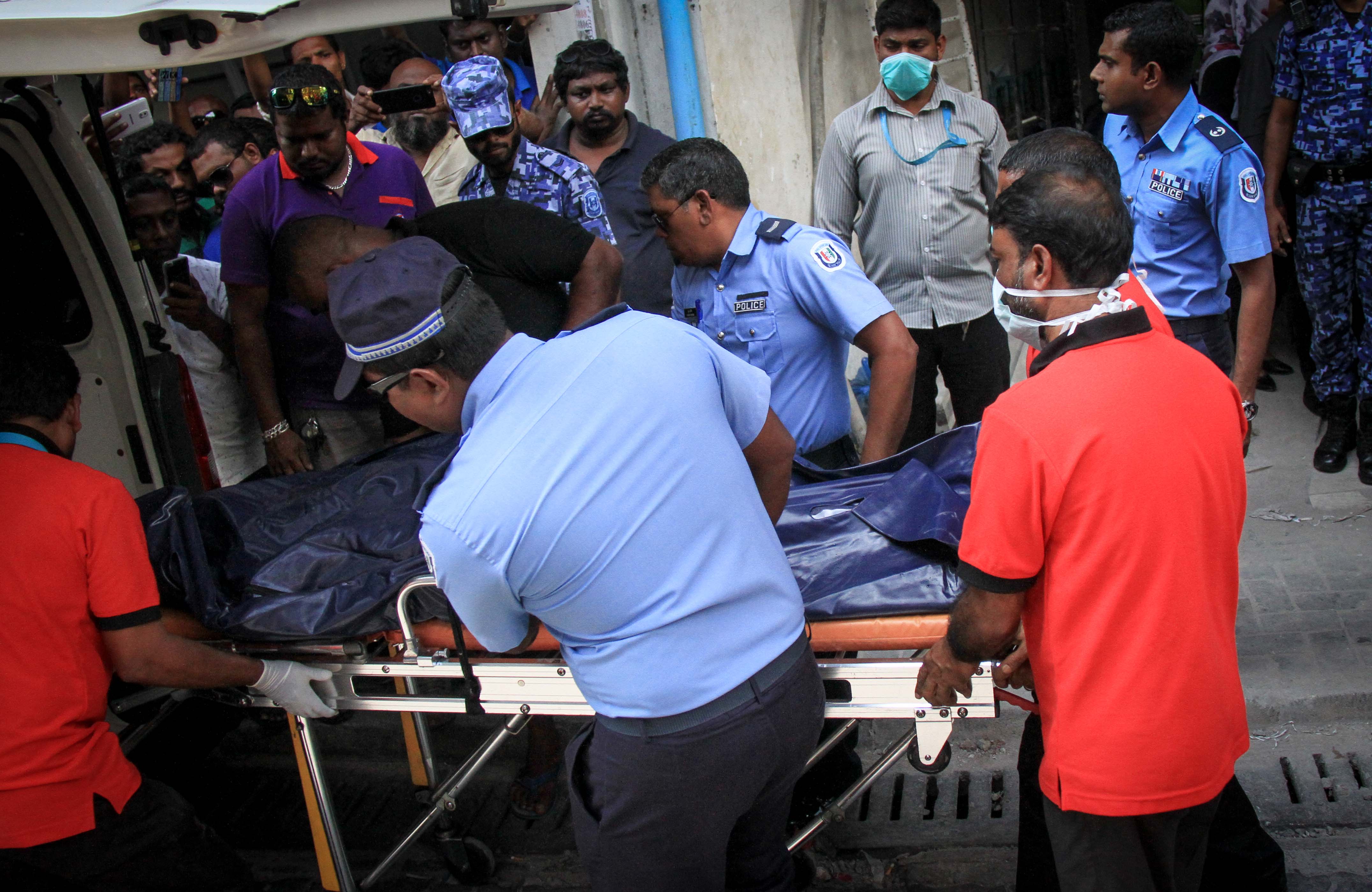 ޖެނުއަރީ 8، 2017- މާވެޔޮ މަގުގައި ހުންނަ މ.ލައިޓް ސިގްނަލް ގޭގެ ފަސްވަނަ ބުރީގައި އުޅޭ ދެމަފިރިއަކު މަރުވެފައި ތިއްބާ ފެނުން.---ފޮޓޯ: މުހައްމަދު ޝަރުހާން/ ރާއްޖެ އެމްވީ 