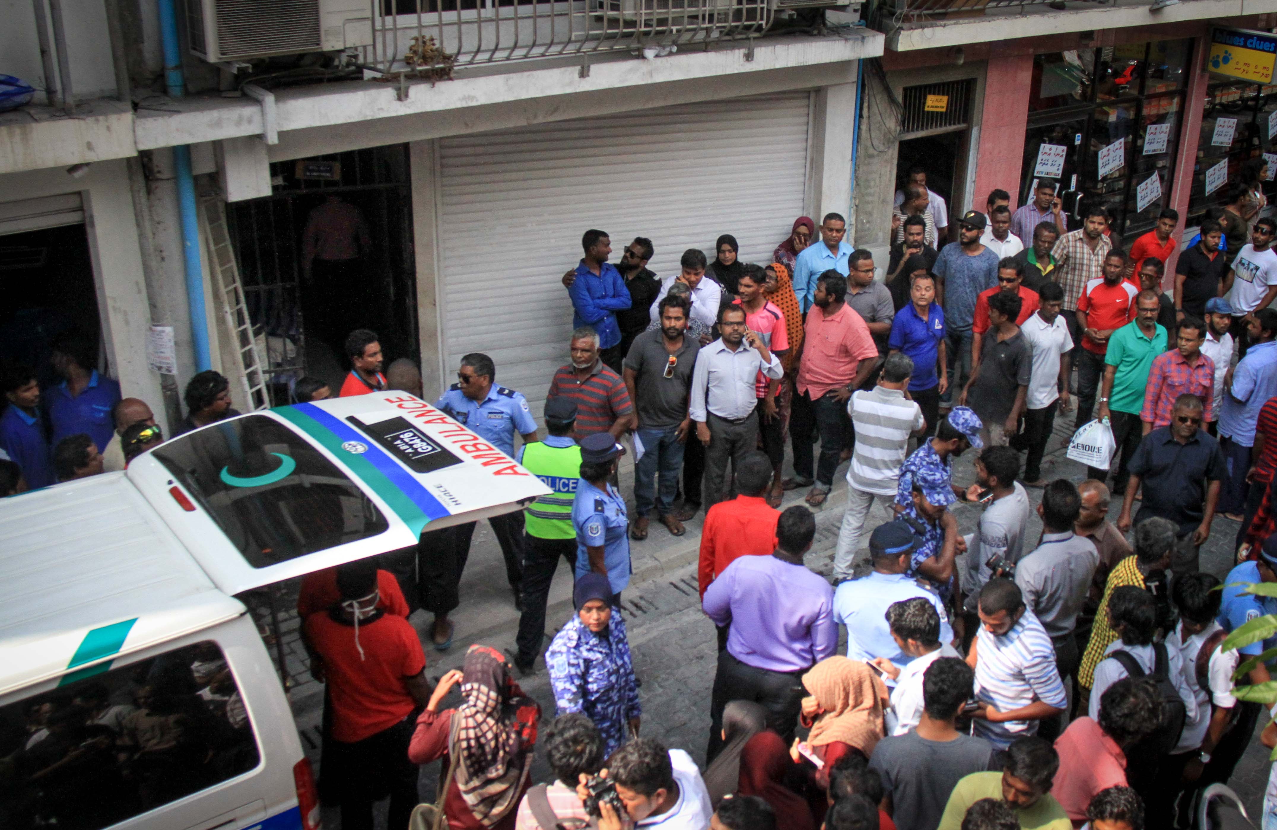 ޖެނުއަރީ 8، 2017- މާވެޔޮ މަގުގައި ހުންނަ މ.ލައިޓް ސިގްނަލް ގޭގެ ފަސްވަނަ ބުރީގައި އުޅޭ ދެމަފިރިއަކު މަރުވެފައި ތިއްބާ ފެނުން.---ފޮޓޯ: މުހައްމަދު ޝަރުހާން/ ރާއްޖެ އެމްވީ 