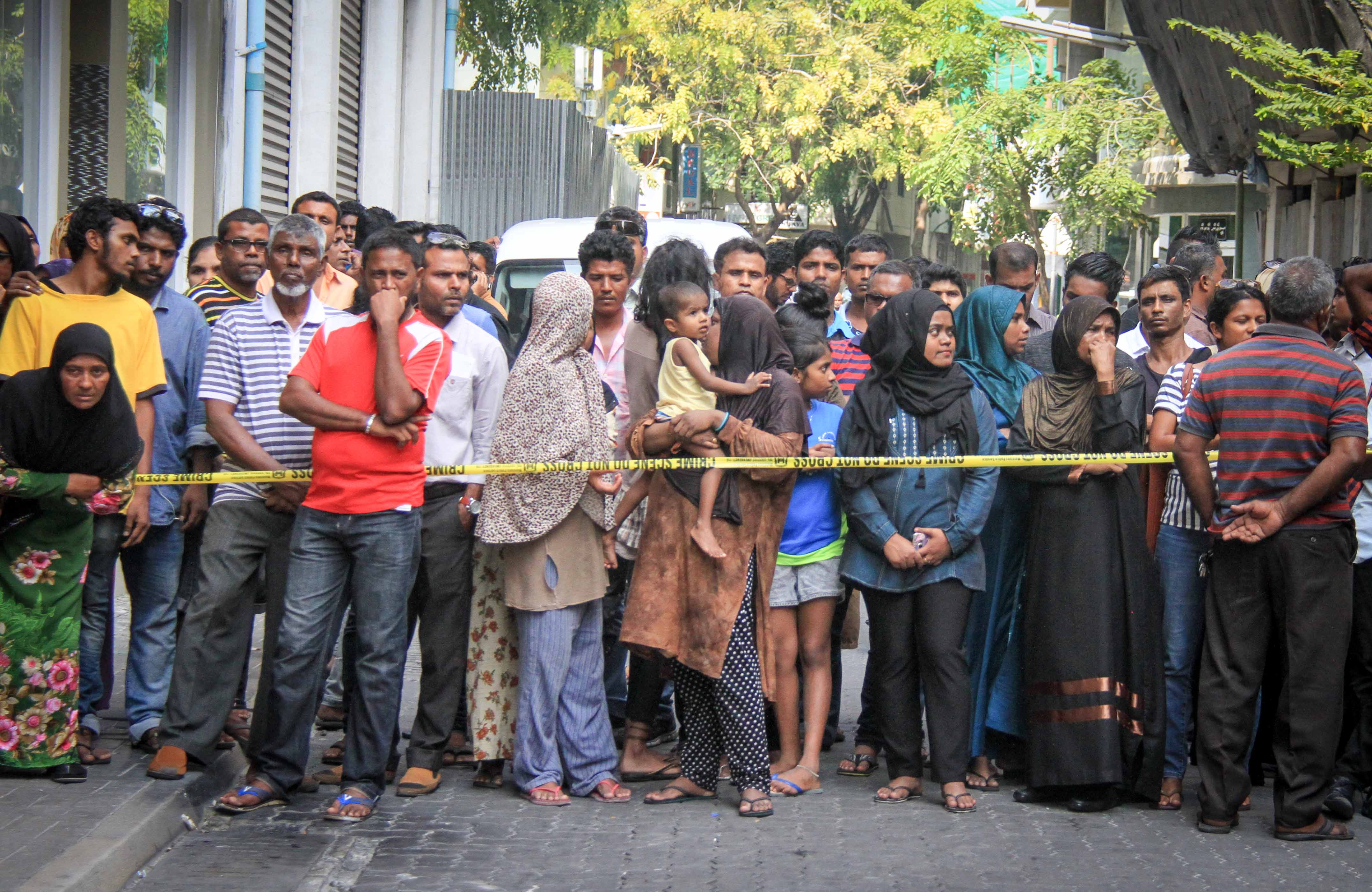 ޖެނުއަރީ 8، 2017- މާވެޔޮ މަގުގައި ހުންނަ މ.ލައިޓް ސިގްނަލް ގޭގެ ފަސްވަނަ ބުރީގައި އުޅޭ ދެމަފިރިއަކު މަރުވެފައި ތިއްބާ ފެނުން.---ފޮޓޯ: މުހައްމަދު ޝަރުހާން/ ރާއްޖެ އެމްވީ 