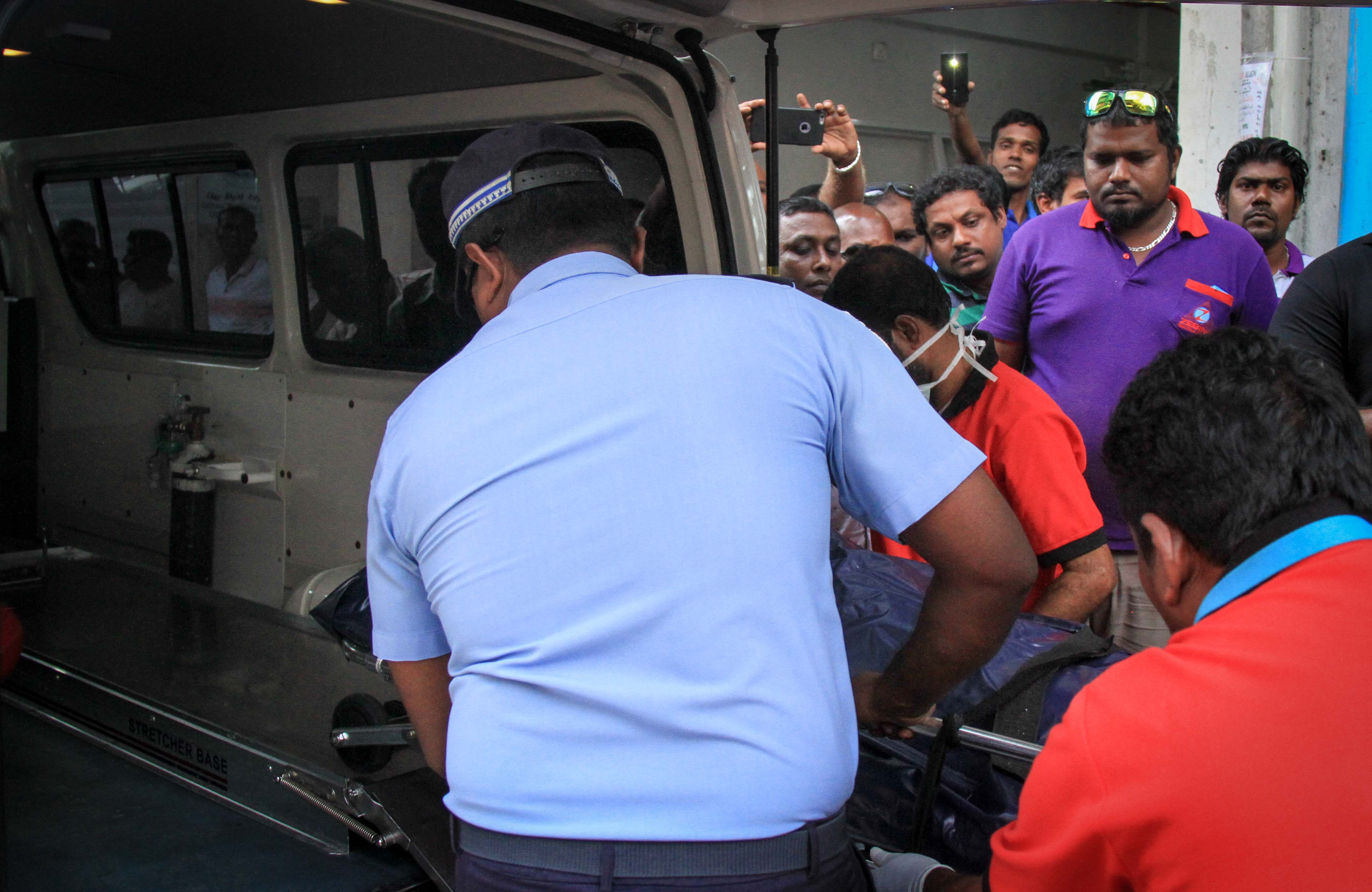 ޖެނުއަރީ 8، 2017- މާވެޔޮ މަގުގައި ހުންނަ މ.ލައިޓް ސިގްނަލް ގޭގެ ފަސްވަނަ ބުރީގައި އުޅޭ ދެމަފިރިއަކު މަރުވެފައި ތިއްބާ ފެނުން.---ފޮޓޯ: މުހައްމަދު ޝަރުހާން/ ރާއްޖެ އެމްވީ 