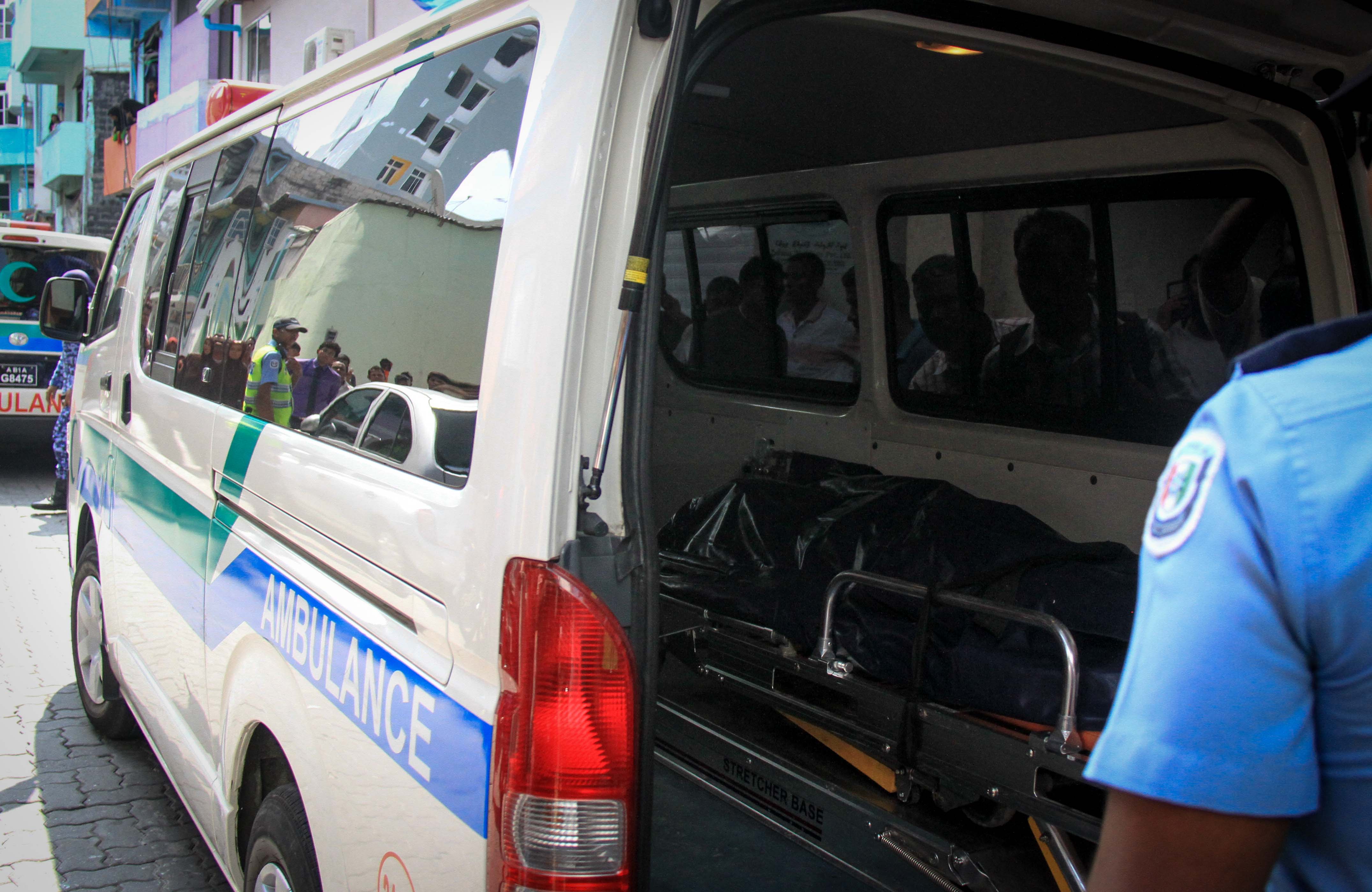 ޖެނުއަރީ 8، 2017- މާވެޔޮ މަގުގައި ހުންނަ މ.ލައިޓް ސިގްނަލް ގޭގެ ފަސްވަނަ ބުރީގައި އުޅޭ ދެމަފިރިއަކު މަރުވެފައި ތިއްބާ ފެނުން.---ފޮޓޯ: މުހައްމަދު ޝަރުހާން/ ރާއްޖެ އެމްވީ 