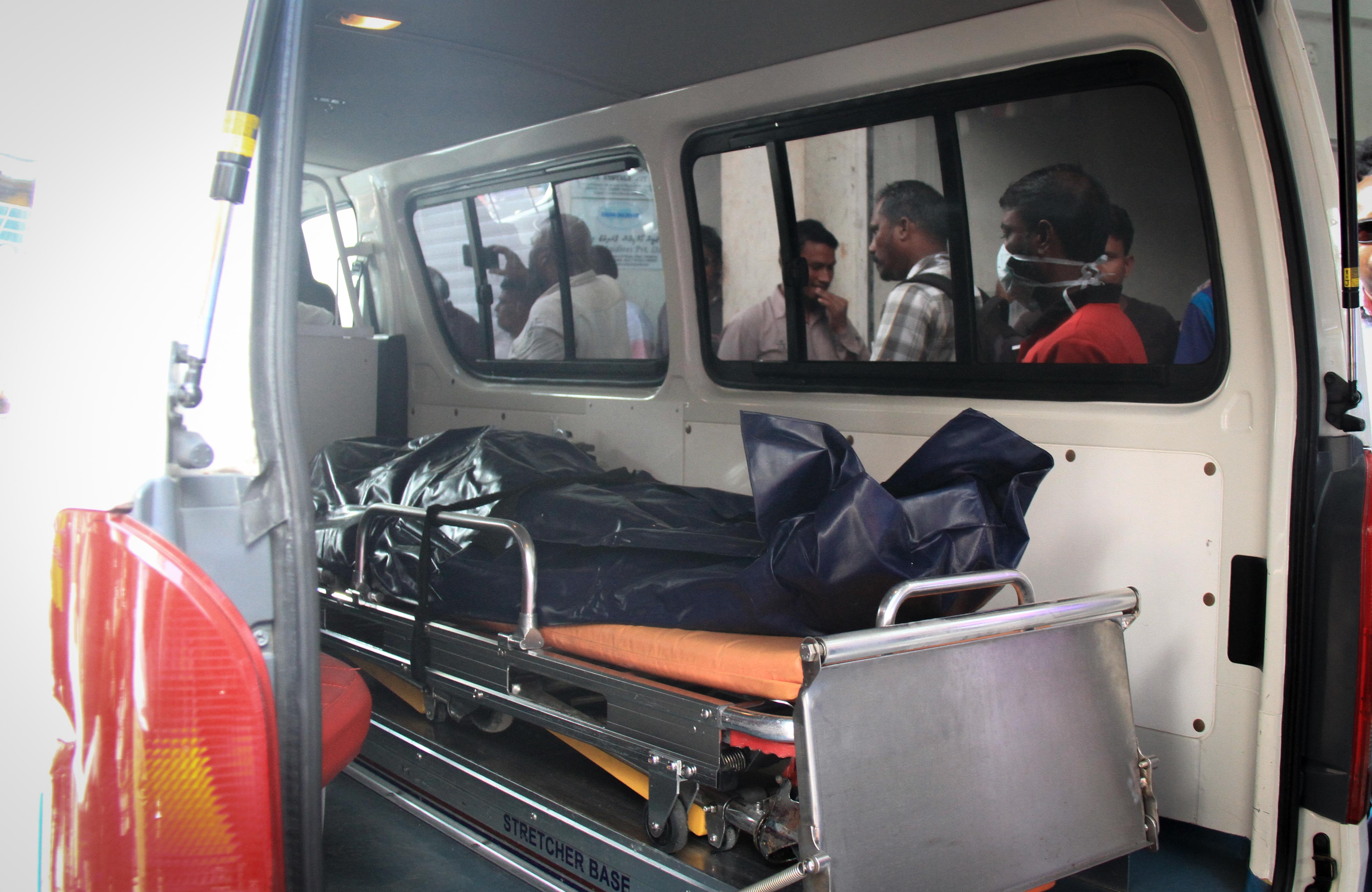 ޖެނުއަރީ 8، 2017- މާވެޔޮ މަގުގައި ހުންނަ މ.ލައިޓް ސިގްނަލް ގޭގެ ފަސްވަނަ ބުރީގައި އުޅޭ ދެމަފިރިއަކު މަރުވެފައި ތިއްބާ ފެނުން.---ފޮޓޯ: މުހައްމަދު ޝަރުހާން/ ރާއްޖެ އެމްވީ 