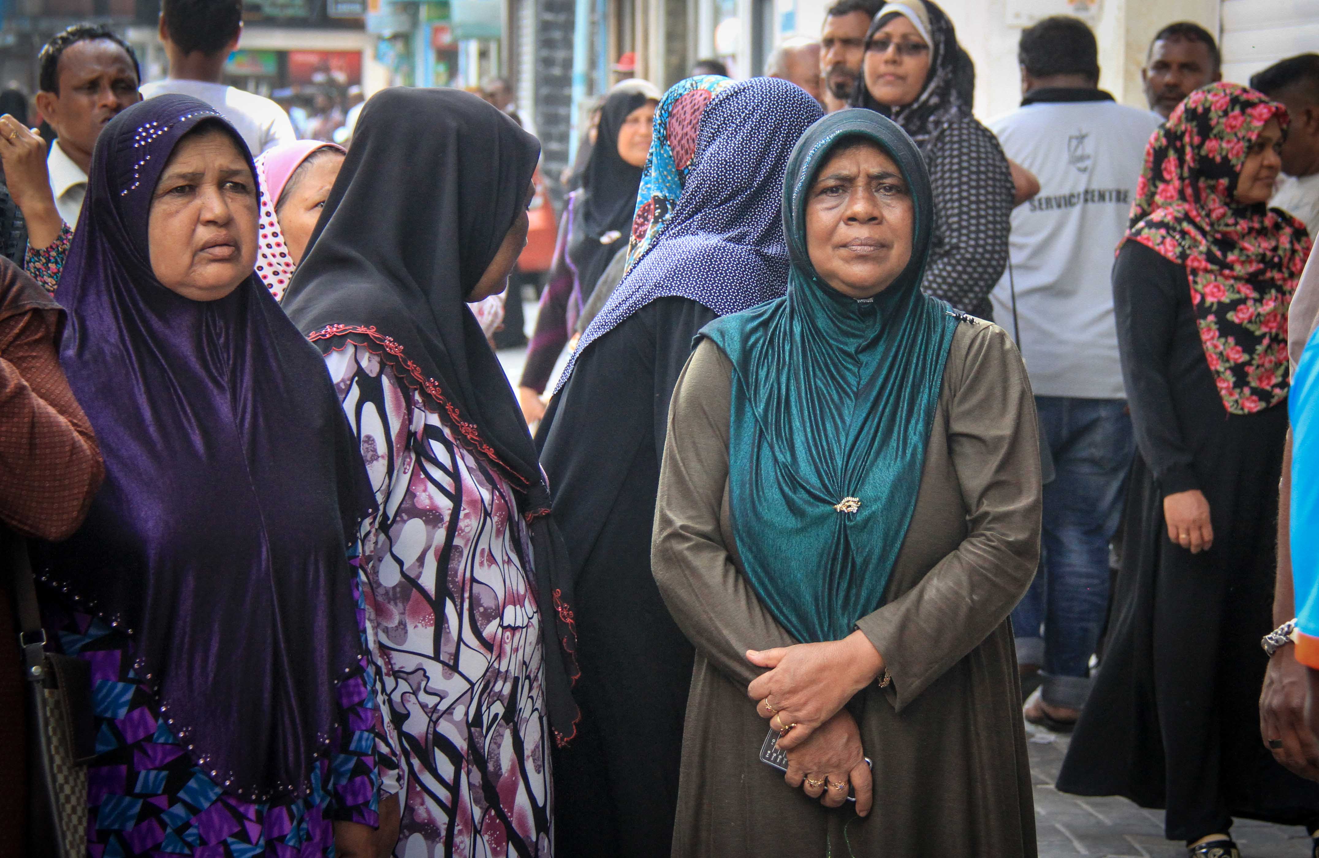 ޖެނުއަރީ 8، 2017- މާވެޔޮ މަގުގައި ހުންނަ މ.ލައިޓް ސިގްނަލް ގޭގެ ފަސްވަނަ ބުރީގައި އުޅޭ ދެމަފިރިއަކު މަރުވެފައި ތިއްބާ ފެނުން.---ފޮޓޯ: މުހައްމަދު ޝަރުހާން/ ރާއްޖެ އެމްވީ 