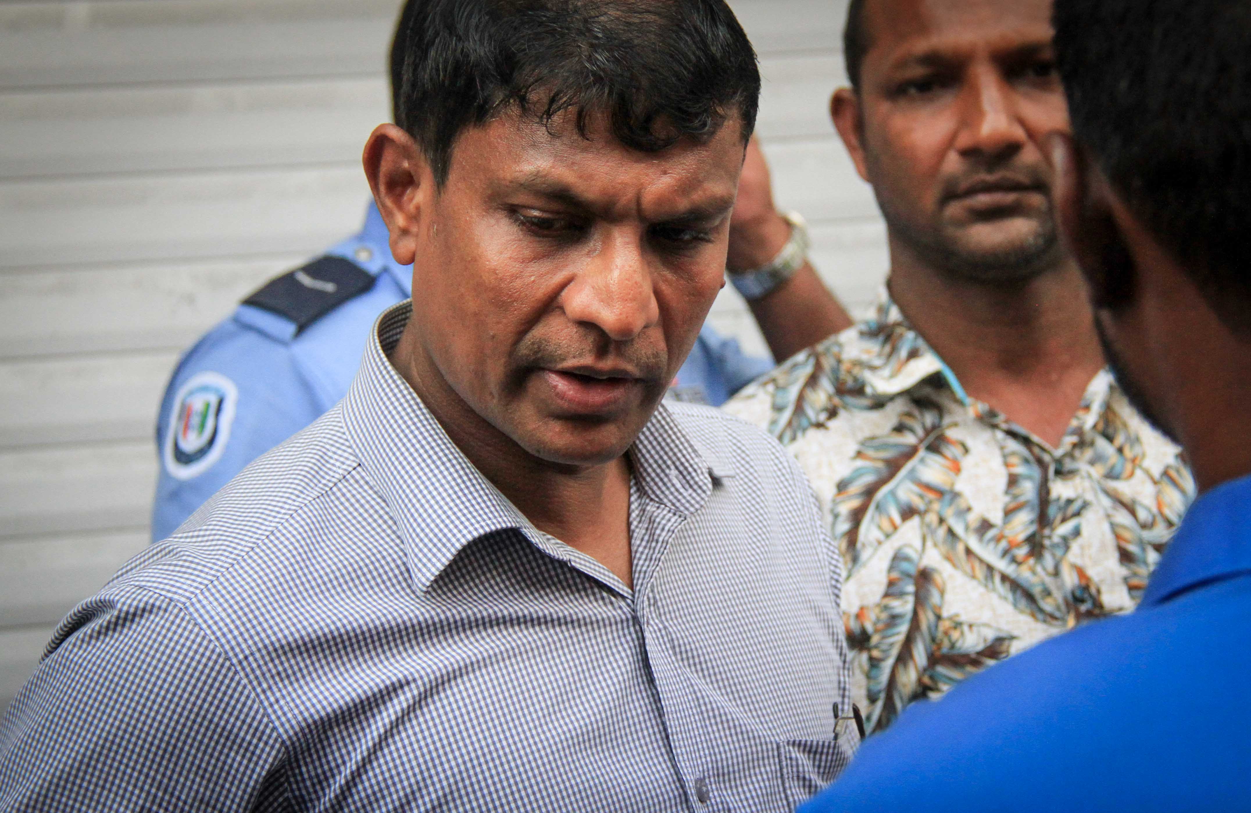 ޖެނުއަރީ 8، 2017- މާވެޔޮ މަގުގައި ހުންނަ މ.ލައިޓް ސިގްނަލް ގޭގެ ފަސްވަނަ ބުރީގައި އުޅޭ ދެމަފިރިއަކު މަރުވެފައި ތިއްބާ ފެނުން.---ފޮޓޯ: މުހައްމަދު ޝަރުހާން/ ރާއްޖެ އެމްވީ 