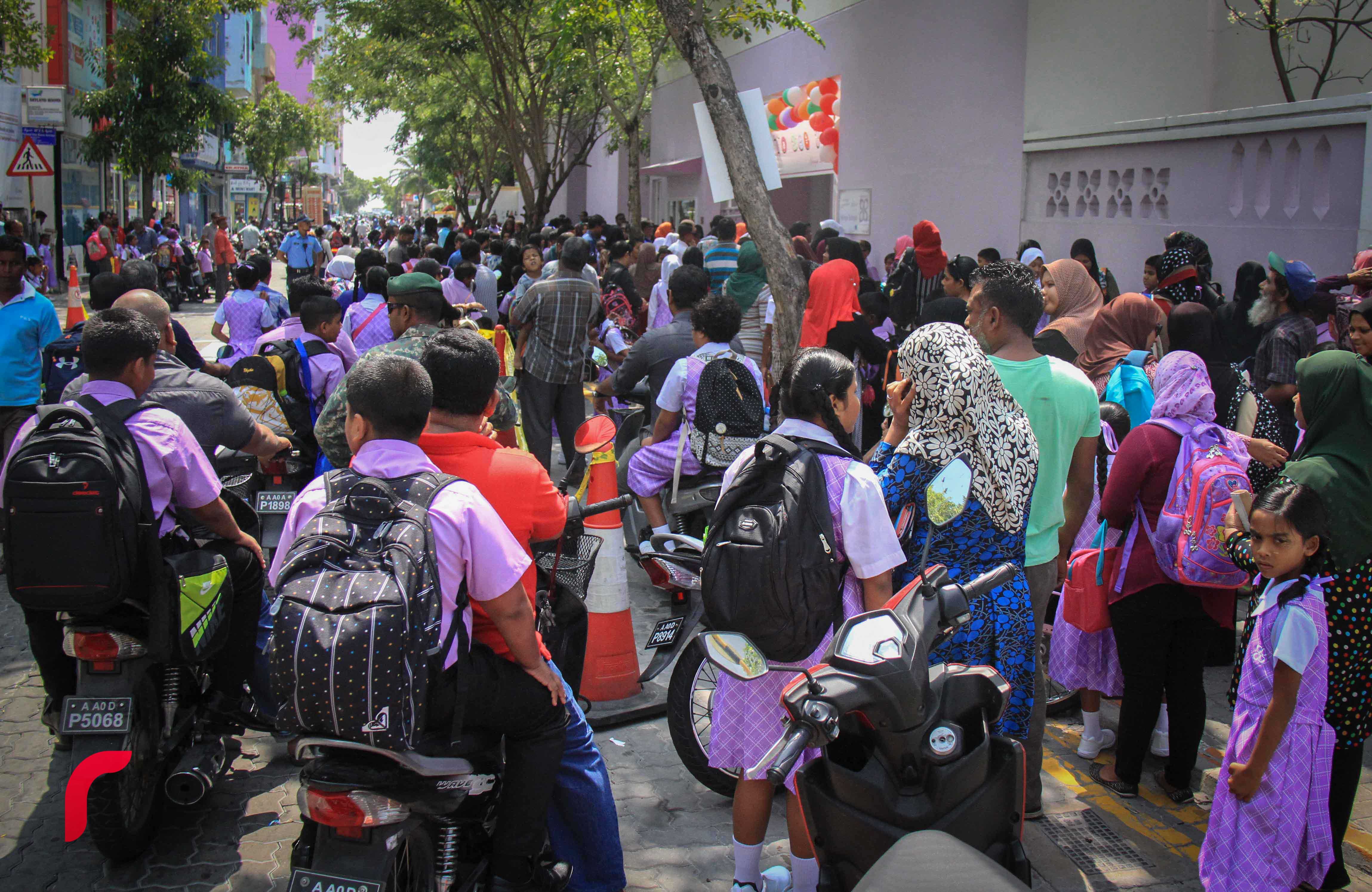  ޖެނުއަރީ 8 2017- ދިރާސީ އާ އަހަރުގެ ކިޔެވުން 78،000 ދަރިވަރުންނާއި 7700 ޓީޗަރުންނާއިއެކު ފެށުން .---ފޮޓޯ: މުހައްމަދު ޝަރުހާން/ ރާއްޖެ އެމްވީ