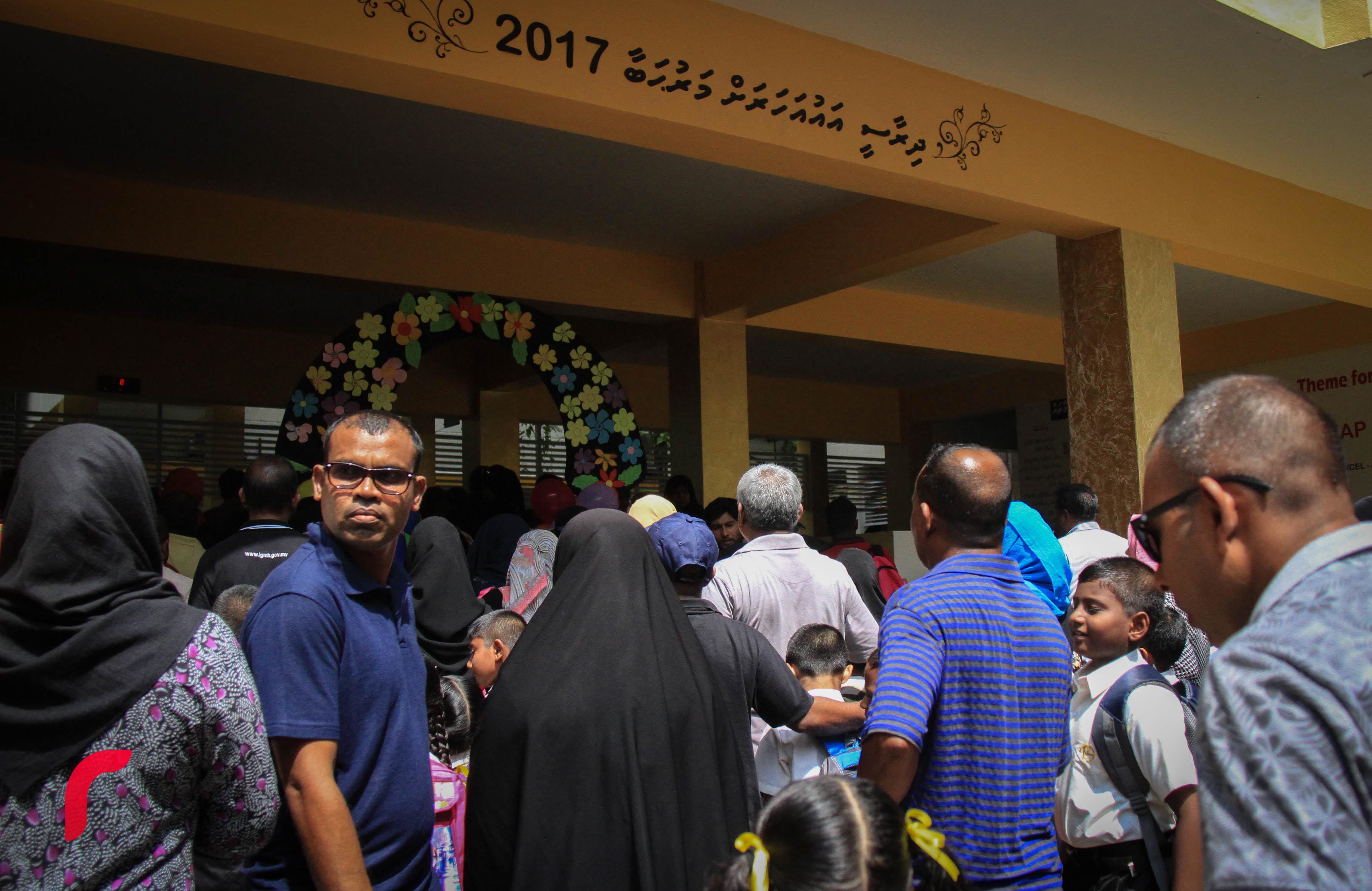  ޖެނުއަރީ 8 2017- ދިރާސީ އާ އަހަރުގެ ކިޔެވުން 78،000 ދަރިވަރުންނާއި 7700 ޓީޗަރުންނާއިއެކު ފެށުން .---ފޮޓޯ: މުހައްމަދު ޝަރުހާން/ ރާއްޖެ އެމްވީ