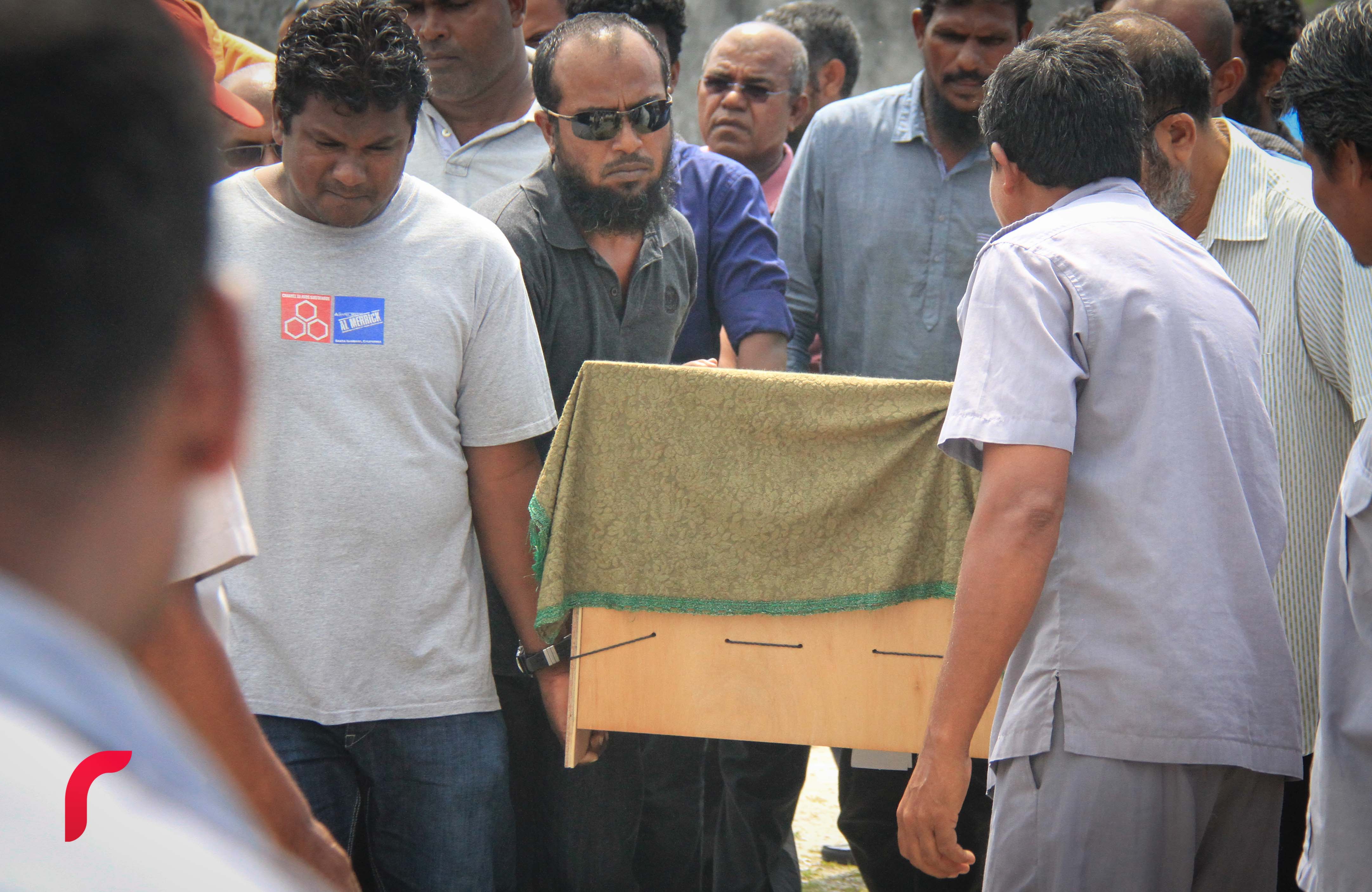  ޖެނުއަރީ 9 2017- މ. ލައިޓް ސިގްނަލް ގޭގެ ފަސްވަނަ ބުރީގެ ކޮޓަރިއެއްގައި މަރުވެފައި ތިއްބައި އިއްޔެ ފެނުނު ދެމަފިރިން މިއަދު މެންދުރު ނަމާދަށް ފަހު އާސަހަރާގައި ވަޅުލުން .---ފޮޓޯ: މުހައްމަދު ޝަރުހާން/