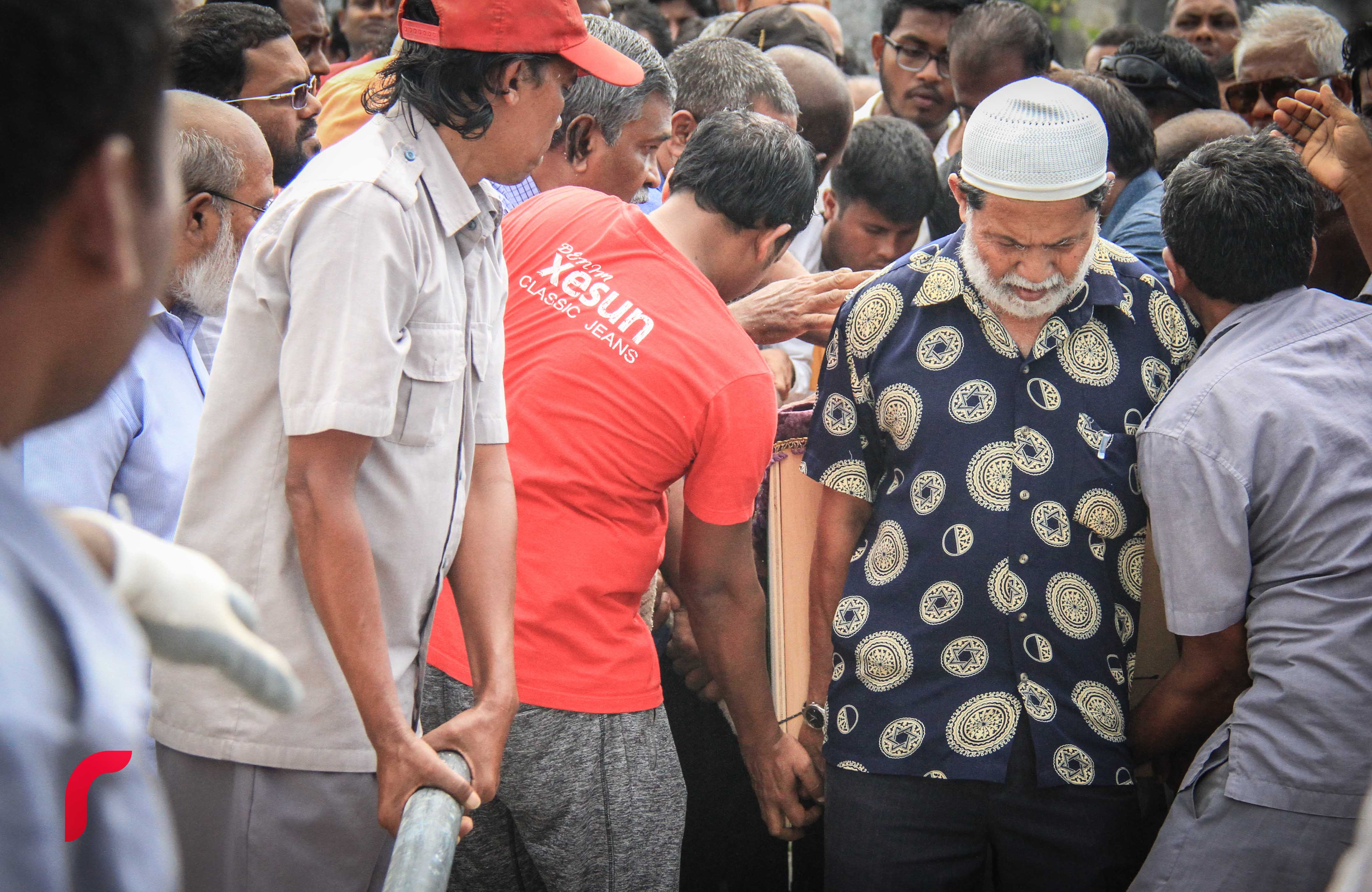 މ. ލައިޓް ސިގްނަލް ގޭގެ ފަސްވަނަ ބުރީގެ ކޮޓަރިއެއްގައި މަރުވެފައި ތިއްބައި އިއްޔެ ފެނުނު ދެމަފިރިން ވަޅުލުން