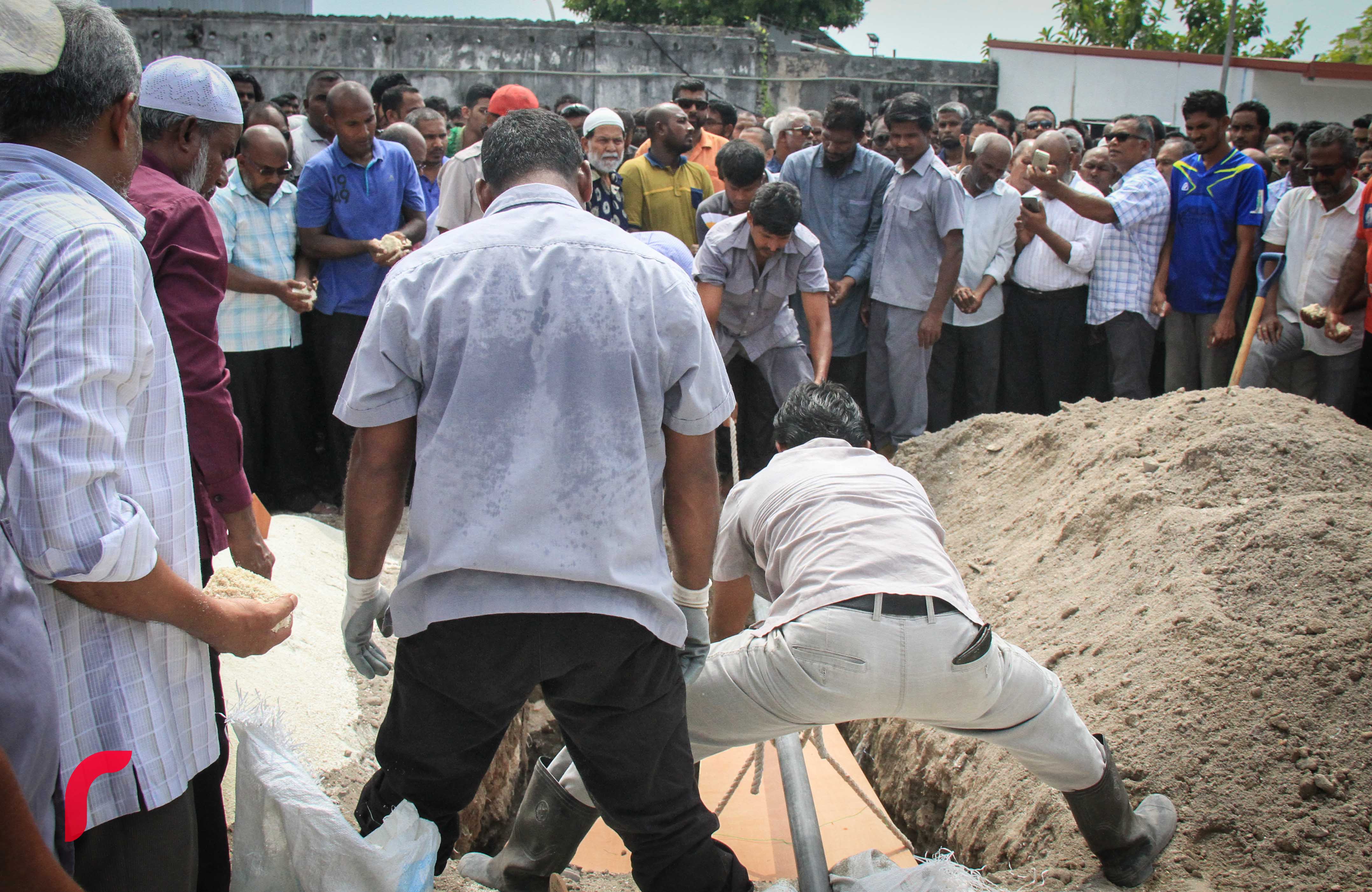 މ. ލައިޓް ސިގްނަލް ގޭގެ ފަސްވަނަ ބުރީގެ ކޮޓަރިއެއްގައި މަރުވެފައި ތިއްބައި އިއްޔެ ފެނުނު ދެމަފިރިން ވަޅުލުން