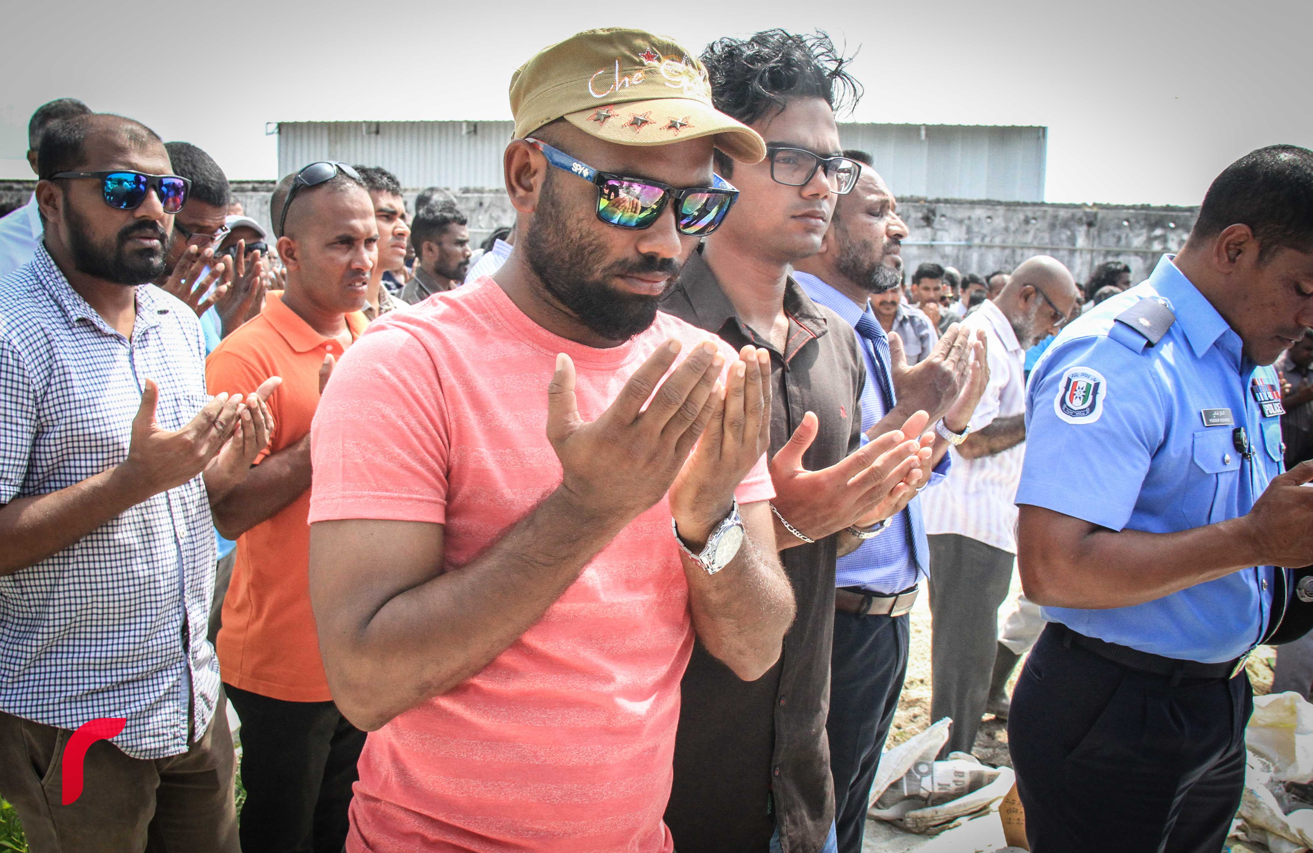 މ. ލައިޓް ސިގްނަލް ގޭގެ ފަސްވަނަ ބުރީގެ ކޮޓަރިއެއްގައި މަރުވެފައި ތިއްބައި އިއްޔެ ފެނުނު ދެމަފިރިން ވަޅުލުން