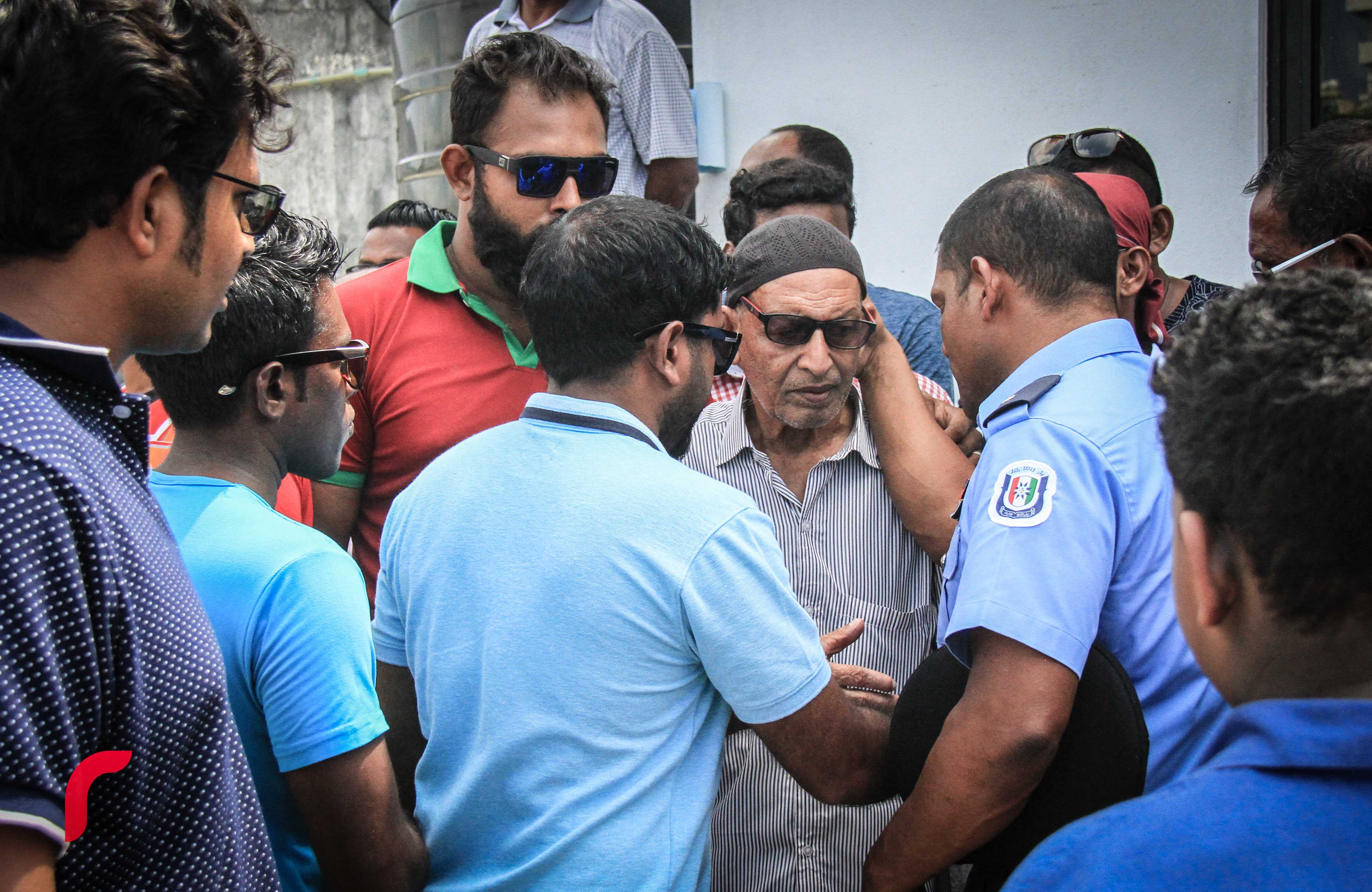 މ. ލައިޓް ސިގްނަލް ގޭގެ ފަސްވަނަ ބުރީގެ ކޮޓަރިއެއްގައި މަރުވެފައި ތިއްބައި އިއްޔެ ފެނުނު ދެމަފިރިން ވަޅުލުން