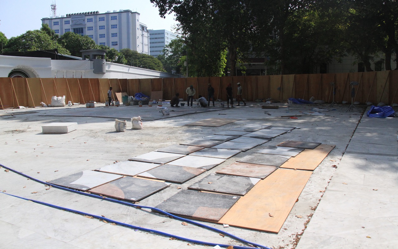 މާލެ: ޖެނުއަރީ 14، 2017: އިސްލާމީ މަރުކަޒު ސަރަހައްދުގައި ޖަހާފައި ހުރި ޓައިލްސް ތައް ބަދަލުކޮއް އެސަރަހައްދުގައި މާބްލް ޖެހުން  .-- ފޮޓޯ: މުހައްމަދު ޝާރުހާން/ ރާއްޖެ އެމްވީ