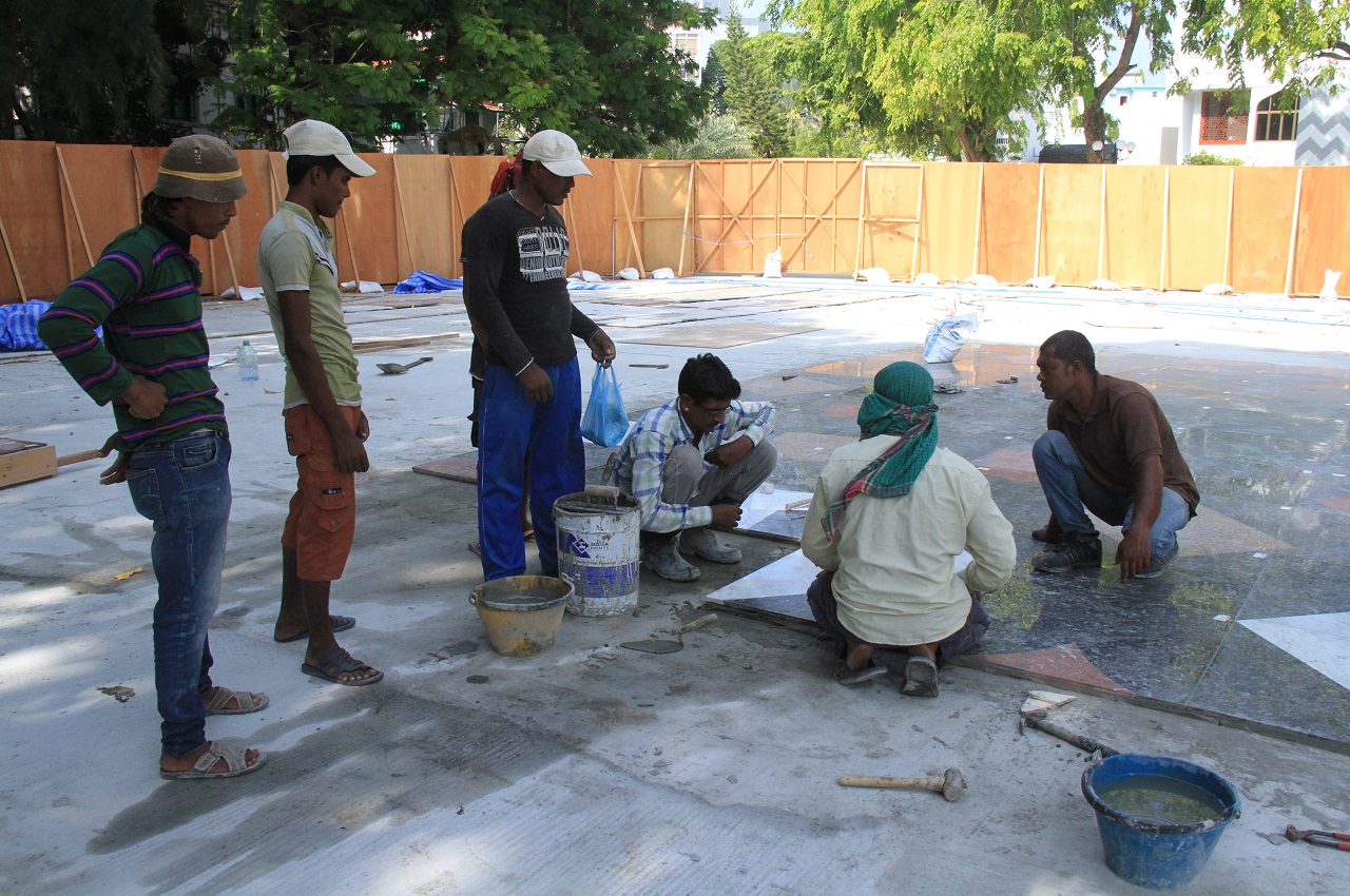 މާލެ: ޖެނުއަރީ 14، 2017: އިސްލާމީ މަރުކަޒު ސަރަހައްދުގައި ޖަހާފައި ހުރި ޓައިލްސް ތައް ބަދަލުކޮއް އެސަރަހައްދުގައި މާބްލް ޖެހުން  .-- ފޮޓޯ: މުހައްމަދު ޝާރުހާން/ ރާއްޖެ އެމްވީ