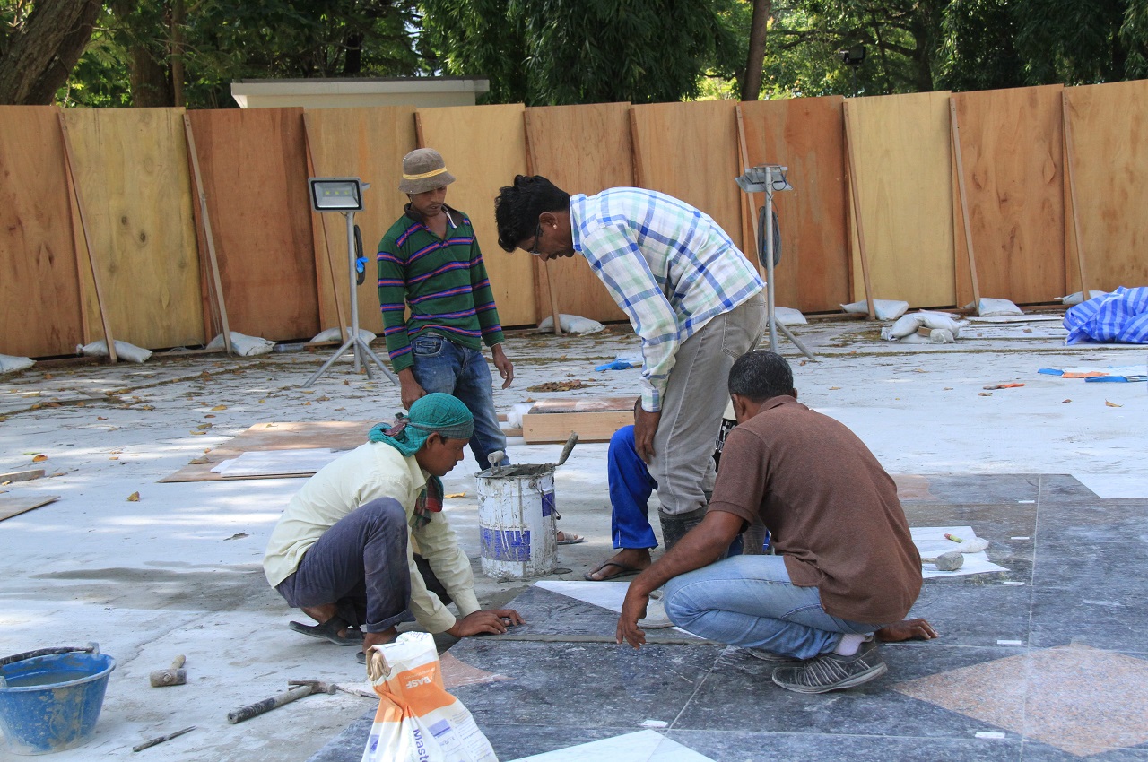 މާލެ: ޖެނުއަރީ 14، 2017: އިސްލާމީ މަރުކަޒު ސަރަހައްދުގައި ޖަހާފައި ހުރި ޓައިލްސް ތައް ބަދަލުކޮއް އެސަރަހައްދުގައި މާބްލް ޖެހުން  .-- ފޮޓޯ: މުހައްމަދު ޝާރުހާން/ ރާއްޖެ އެމްވީ