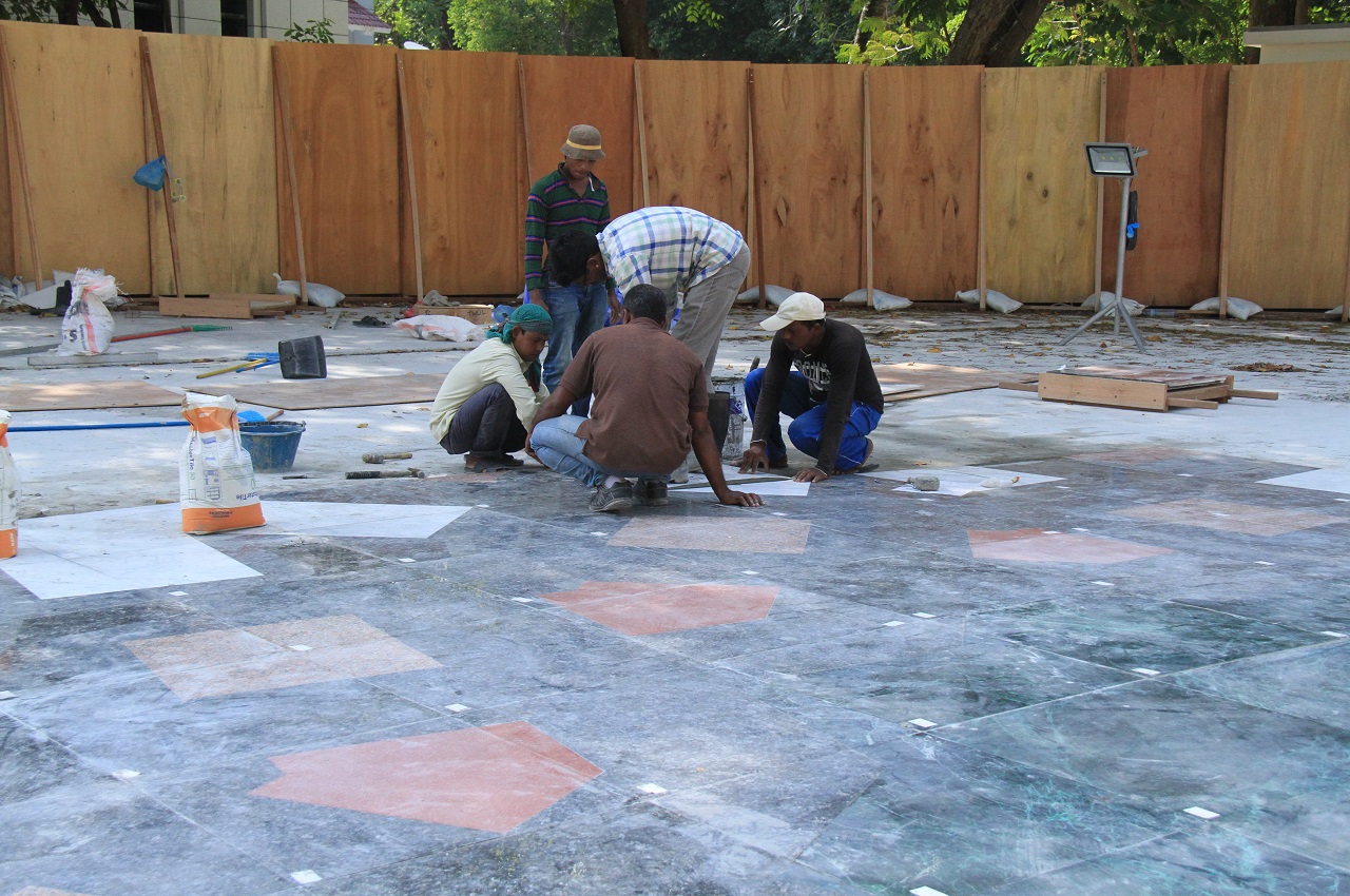 މާލެ: ޖެނުއަރީ 14، 2017: އިސްލާމީ މަރުކަޒު ސަރަހައްދުގައި ޖަހާފައި ހުރި ޓައިލްސް ތައް ބަދަލުކޮއް އެސަރަހައްދުގައި މާބްލް ޖެހުން  .-- ފޮޓޯ: މުހައްމަދު ޝާރުހާން/ ރާއްޖެ އެމްވީ