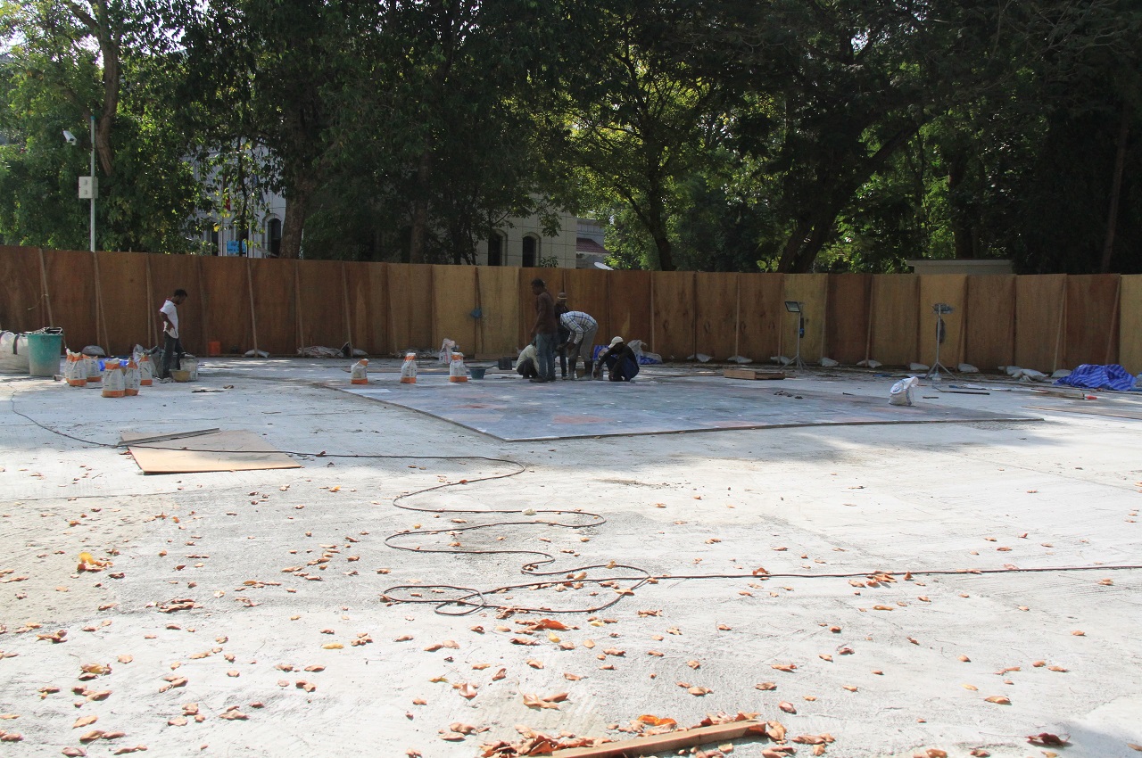 މާލެ: ޖެނުއަރީ 14، 2017: އިސްލާމީ މަރުކަޒު ސަރަހައްދުގައި ޖަހާފައި ހުރި ޓައިލްސް ތައް ބަދަލުކޮއް އެސަރަހައްދުގައި މާބްލް ޖެހުން  .-- ފޮޓޯ: މުހައްމަދު ޝާރުހާން/ ރާއްޖެ އެމްވީ