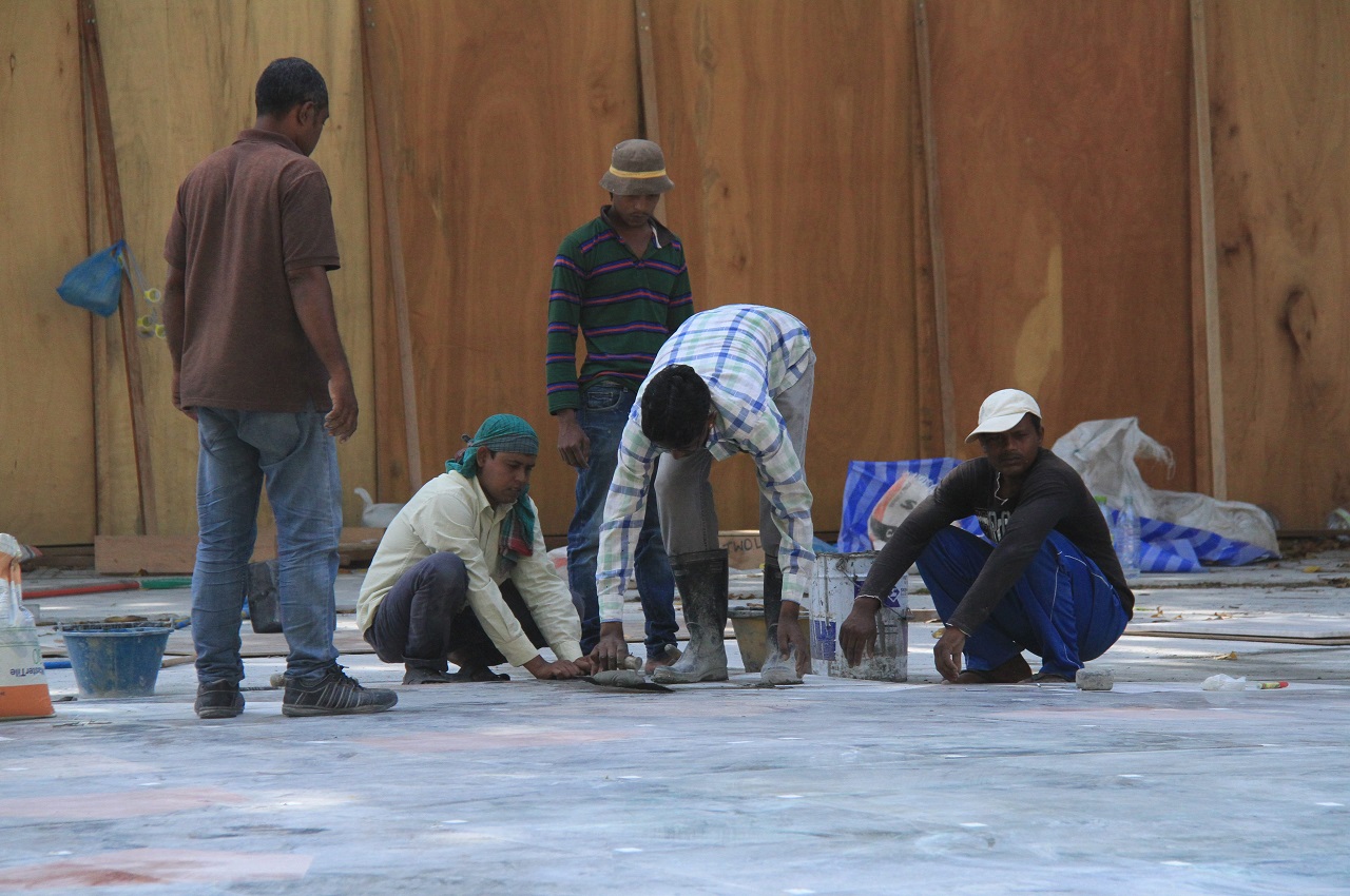 މާލެ: ޖެނުއަރީ 14، 2017: އިސްލާމީ މަރުކަޒު ސަރަހައްދުގައި ޖަހާފައި ހުރި ޓައިލްސް ތައް ބަދަލުކޮއް އެސަރަހައްދުގައި މާބްލް ޖެހުން  .-- ފޮޓޯ: މުހައްމަދު ޝާރުހާން/ ރާއްޖެ އެމްވީ