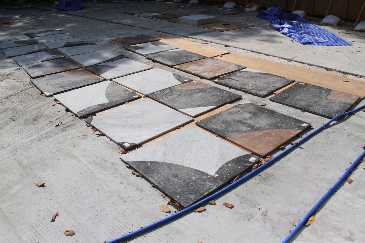 މާލެ: ޖެނުއަރީ 14، 2017: އިސްލާމީ މަރުކަޒު ސަރަހައްދުގައި ޖަހާފައި ހުރި ޓައިލްސް ތައް ބަދަލުކޮއް އެސަރަހައްދުގައި މާބްލް ޖެހުން  .-- ފޮޓޯ: މުހައްމަދު ޝާރުހާން/ ރާއްޖެ އެމްވީ