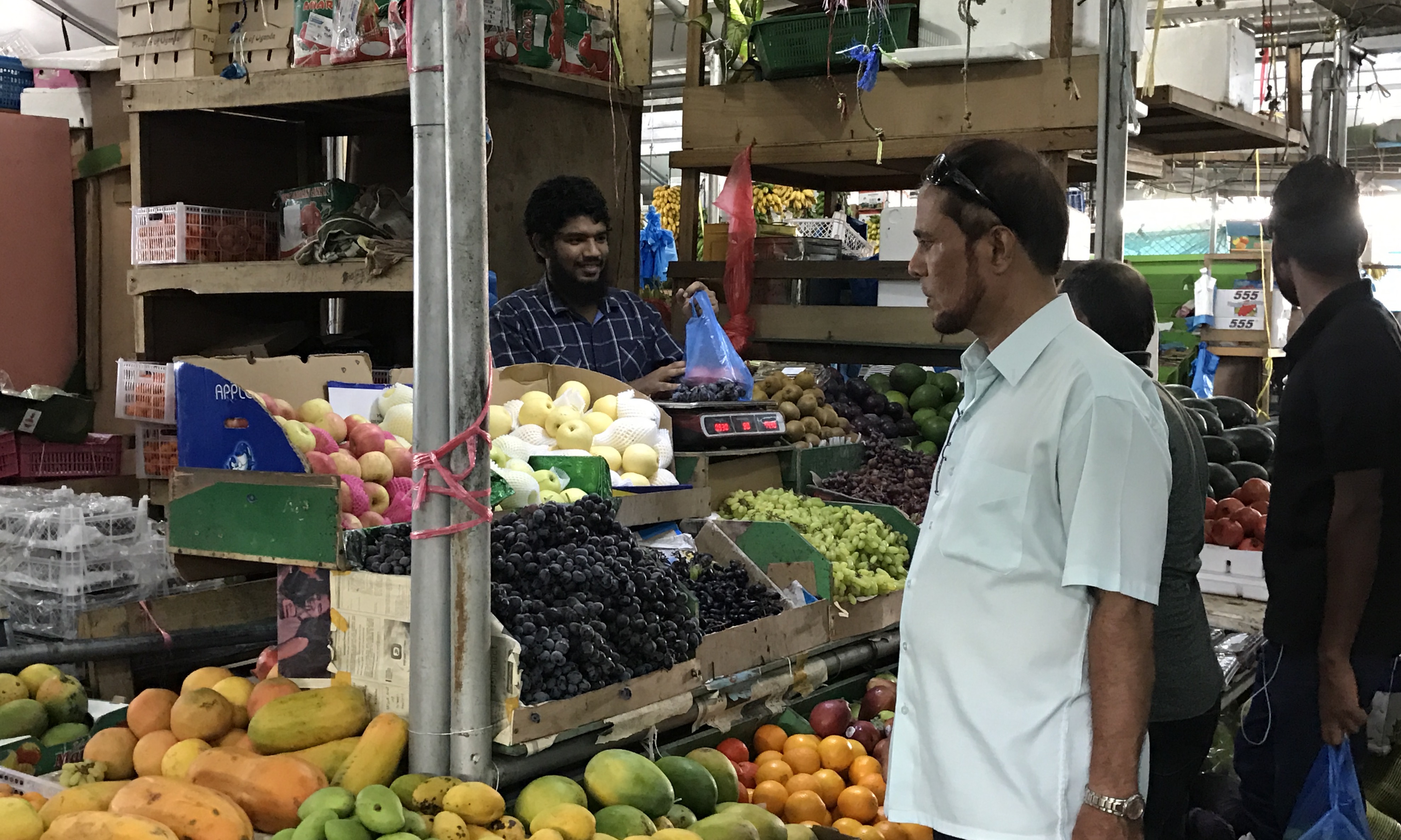 މާލެ: ޖެނުއަރީ 14، 2017: މާލެ ލޯކަލް މާރުކޭޓު ސަރަހައްދުގައި ވިޔަފާރި ކުރުން.-- ފޮޓޯ: މުހައްމަދު ޝާރުހާން/ ރާއްޖެ އެމްވީ