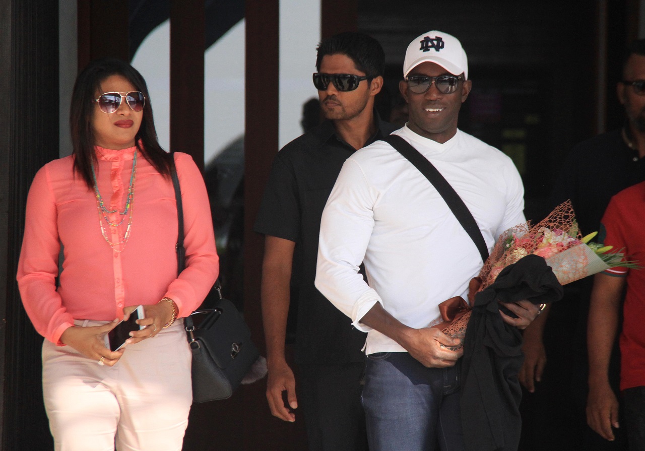 މާލެ: ޖެނުއަރީ 15، 2017:އެފްއޭއެމް އެވޯޑްސް އައް ކުރީގެ މެންޗެސްޓާރ ޔުނައިޓެޑް ގެ ކުޅުންތެރިއާ ޑްވައިޓް ޔޯކް މާލެ އައުން .-- ފޮޓޯ: މުހައްމަދު ޝާރުހާން/ ރާއްޖެ އެމްވީ