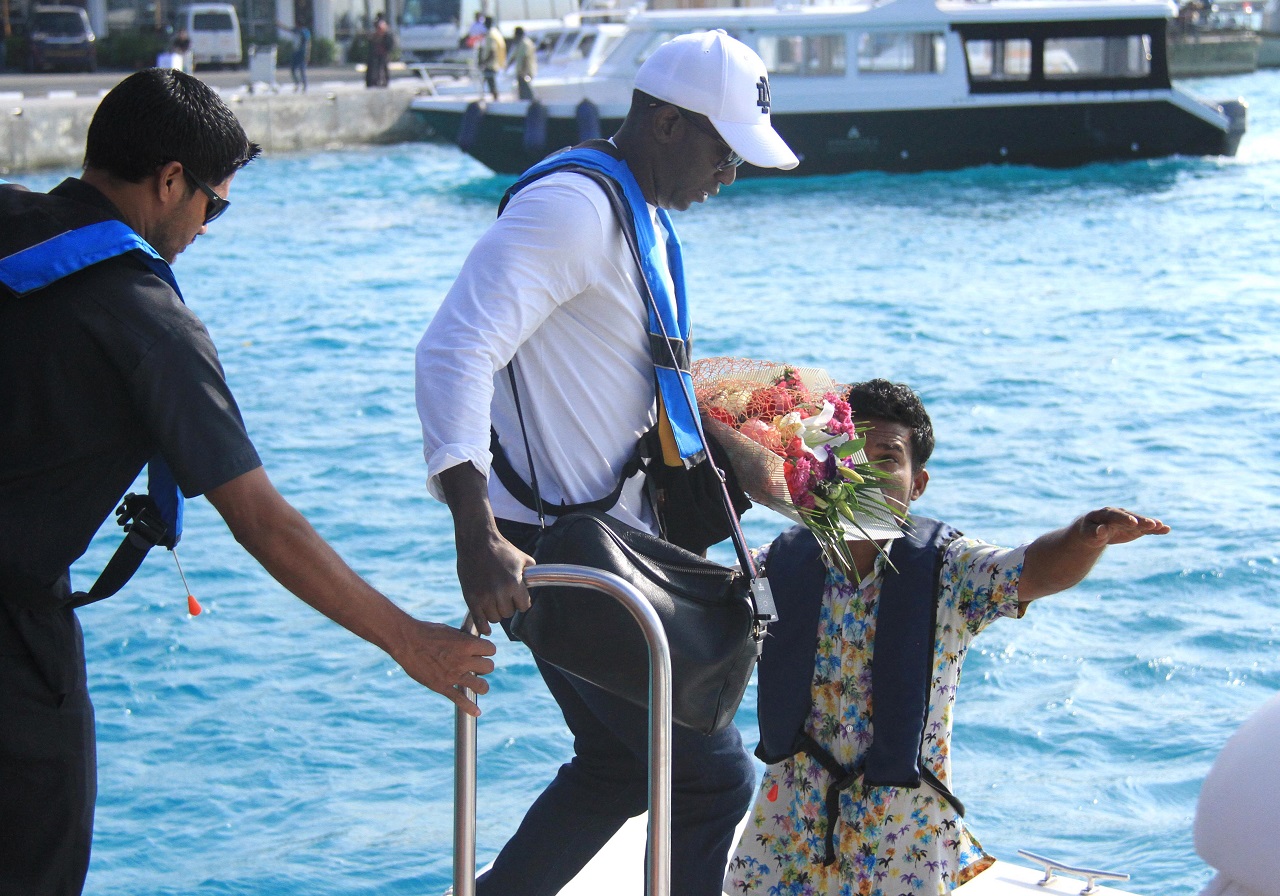 މާލެ: ޖެނުއަރީ 15، 2017:އެފްއޭއެމް އެވޯޑްސް އައް ކުރީގެ މެންޗެސްޓާރ ޔުނައިޓެޑް ގެ ކުޅުންތެރިއާ ޑްވައިޓް ޔޯކް މާލެ އައުން .-- ފޮޓޯ: މުހައްމަދު ޝާރުހާން/ ރާއްޖެ އެމްވީ