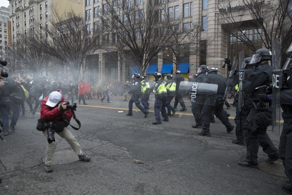 ވޮޝިންގްޓަން: ޖެނުއަރީ 22، 2017: އެމެރިކާގެ 45ވަަނަ ރައީސް ޑޮނާލްޑް ޓްރަމްޕް ރައީސް ކަމުގެ ހުވާ ކުރެެއްވުމާ ގުޅިގެން އެެމެރިކާގެ ވޮށިންގްޓަން ސިޓީގައި މުޒާހަރާ ކުރަނީ، މިމުޒާހަރާތަކުގައި މިހާތަނައް 23