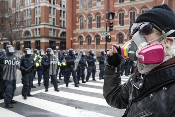 ވޮޝިންގްޓަން: ޖެނުއަރީ 22، 2017: އެމެރިކާގެ 45ވަަނަ ރައީސް ޑޮނާލްޑް ޓްރަމްޕް ރައީސް ކަމުގެ ހުވާ ކުރެެއްވުމާ ގުޅިގެން އެެމެރިކާގެ ވޮށިންގްޓަން ސިޓީގައި މުޒާހަރާ ކުރަނީ، މިމުޒާހަރާތަކުގައި މިހާތަނައް 23