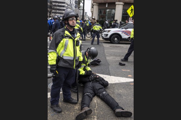 ވޮޝިންގްޓަން: ޖެނުއަރީ 22، 2017: އެމެރިކާގެ 45ވަަނަ ރައީސް ޑޮނާލްޑް ޓްރަމްޕް ރައީސް ކަމުގެ ހުވާ ކުރެެއްވުމާ ގުޅިގެން އެެމެރިކާގެ ވޮށިންގްޓަން ސިޓީގައި މުޒާހަރާ ކުރަނީ، މިމުޒާހަރާތަކުގައި މިހާތަނައް 23