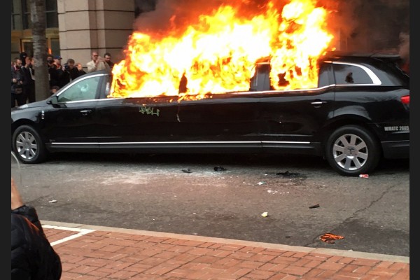 ވޮޝިންގްޓަން: ޖެނުއަރީ 22، 2017: އެމެރިކާގެ 45ވަަނަ ރައީސް ޑޮނާލްޑް ޓްރަމްޕް ރައީސް ކަމުގެ ހުވާ ކުރެެއްވުމާ ގުޅިގެން އެެމެރިކާގެ ވޮށިންގްޓަން ސިޓީގައި މުޒާހަރާ ކުރަނީ، މިމުޒާހަރާތަކުގައި މިހާތަނައް 23